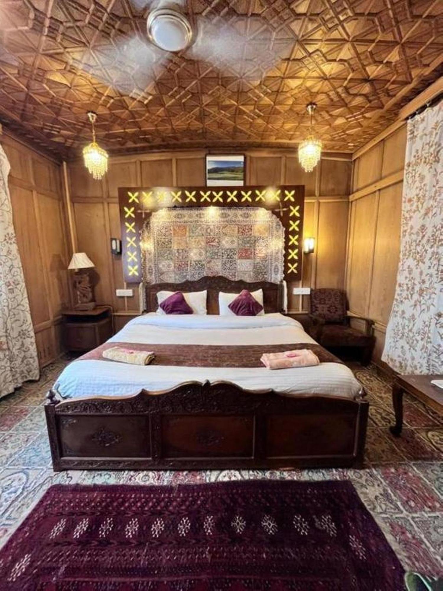 Floating Luxury Group Of Houseboats Botel Srinagar (Jammu and Kashmir)
