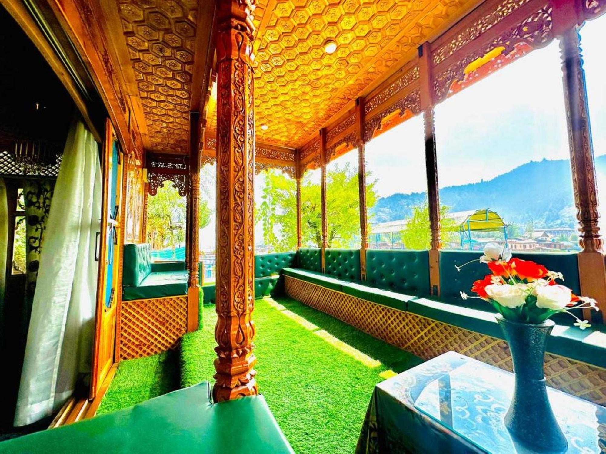 Floating Luxury Group Of Houseboats Botel 4*