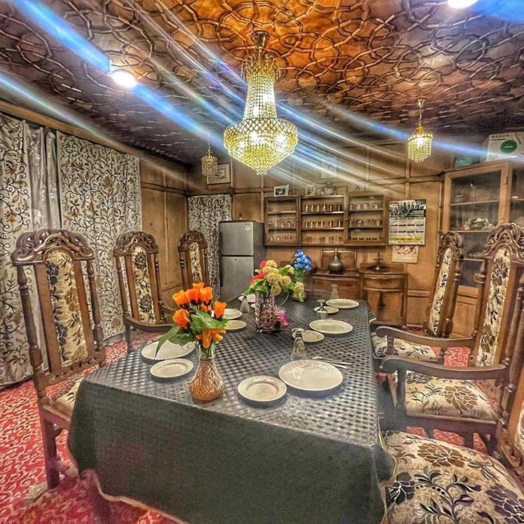 Floating Luxury Group Of Houseboats Botel Srinagar (Jammu and Kashmir)