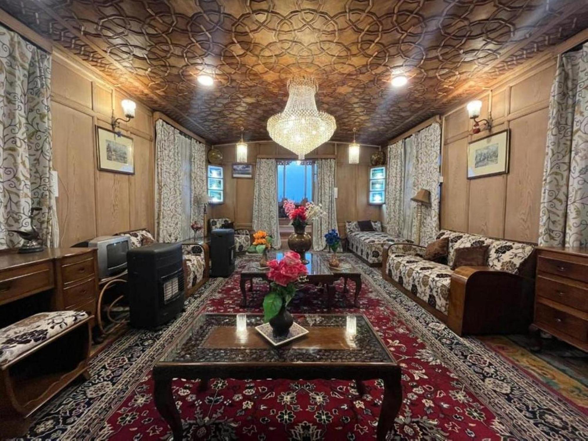 Floating Luxury Group Of Houseboats Botel 4*