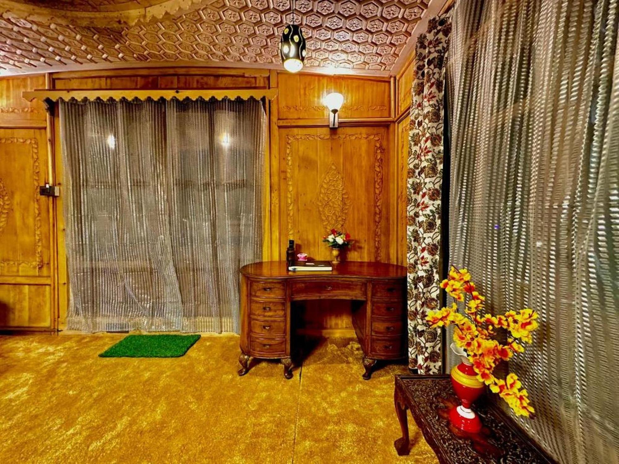 Botel Floating Luxury Group Of Houseboats Srinagar (Jammu and Kashmir)