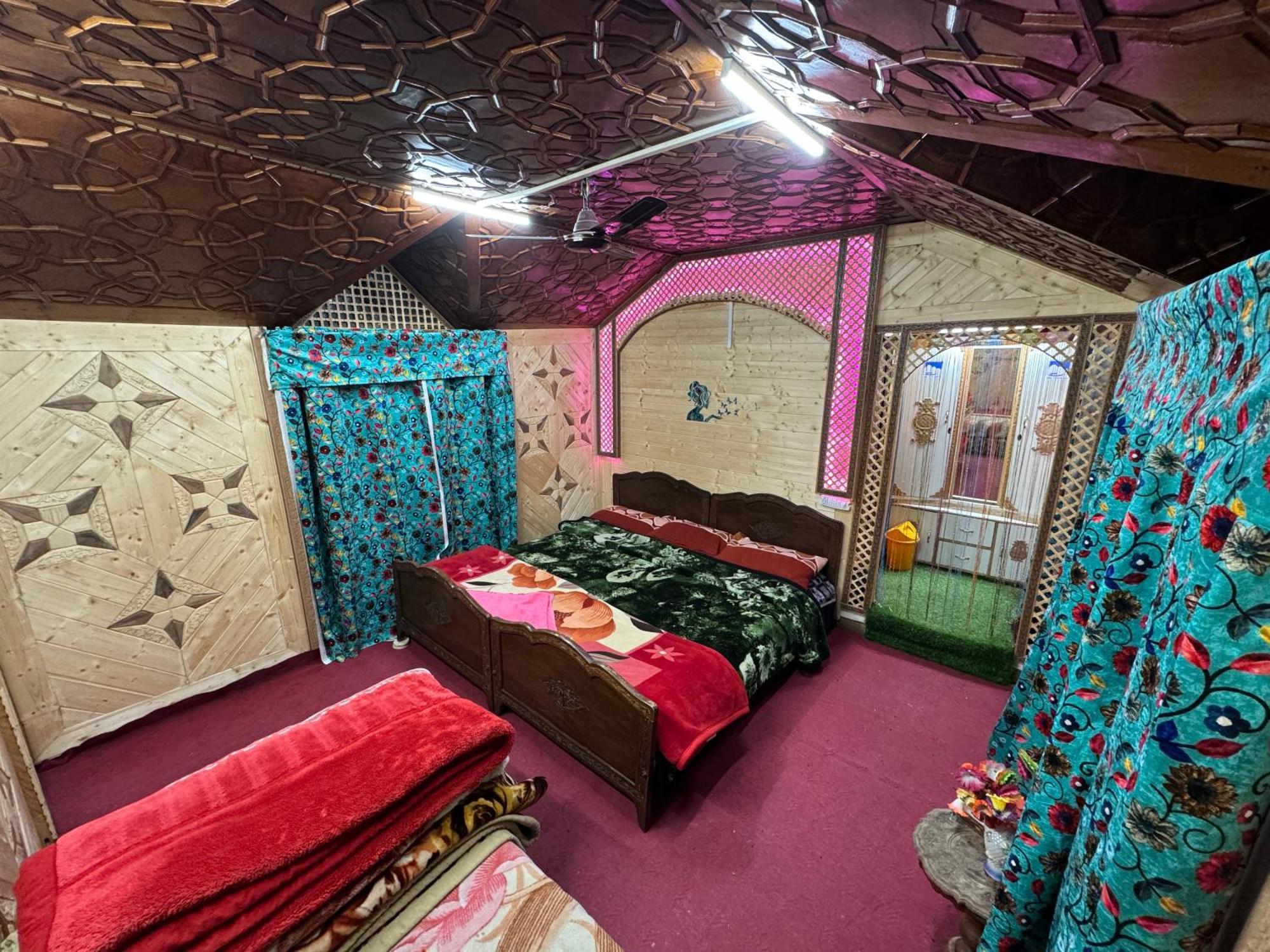 Houseboat Young Balmoral Castle 3* Srinagar (Jammu and Kashmir)