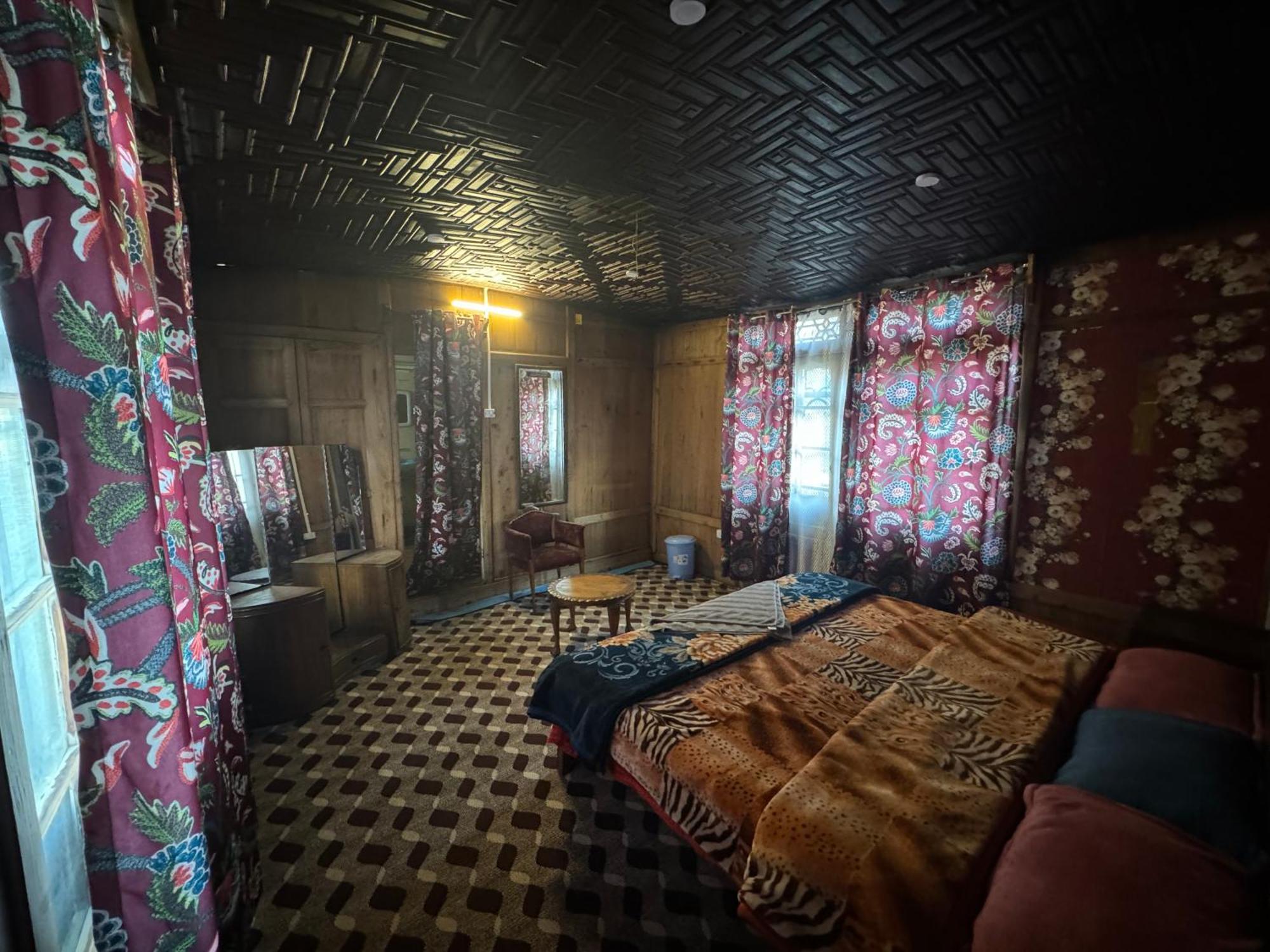 Hotel Houseboat Young Balmoral Castle