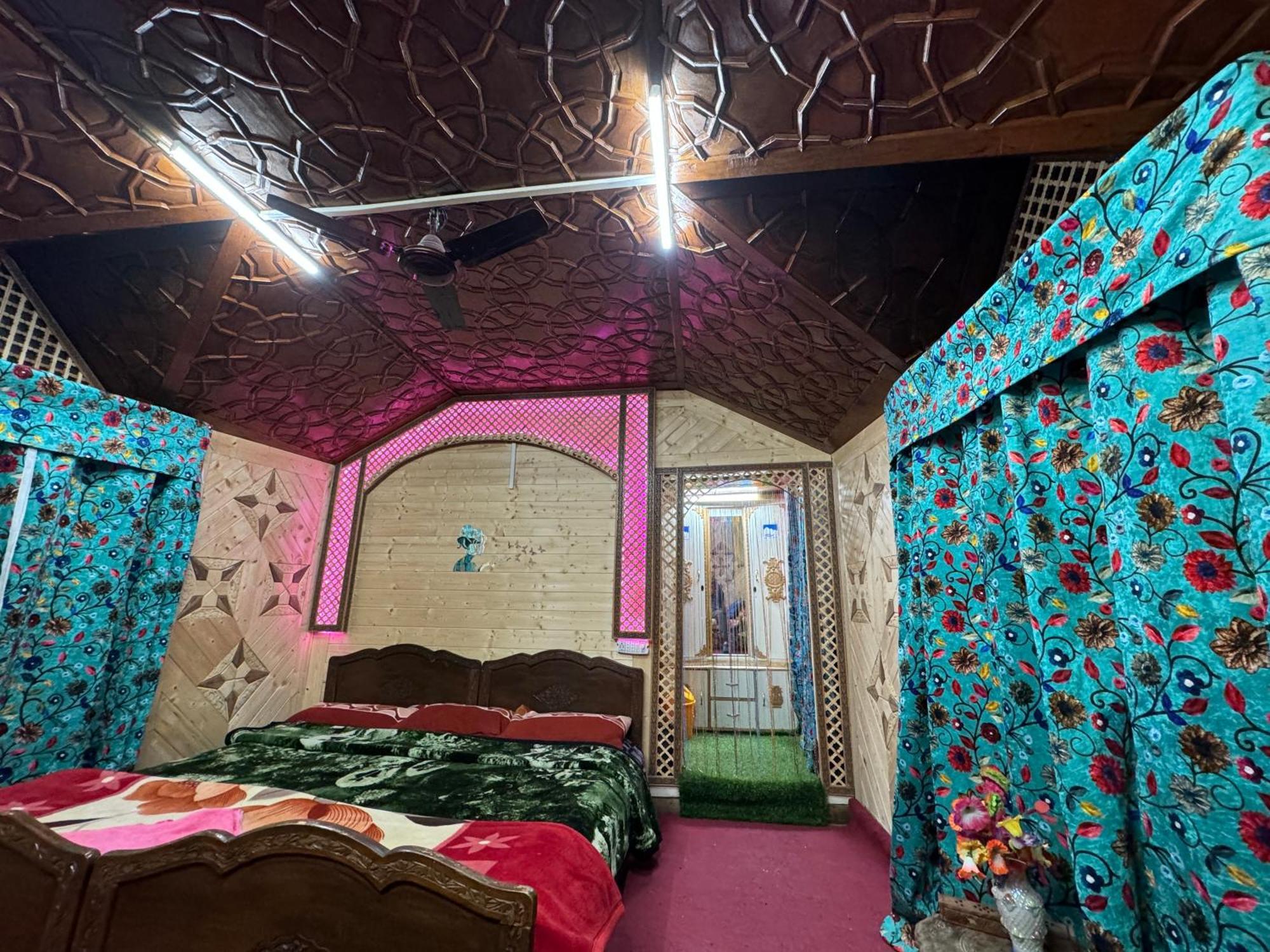 Houseboat Young Balmoral Castle Hotel Srinagar (Jammu and Kashmir)