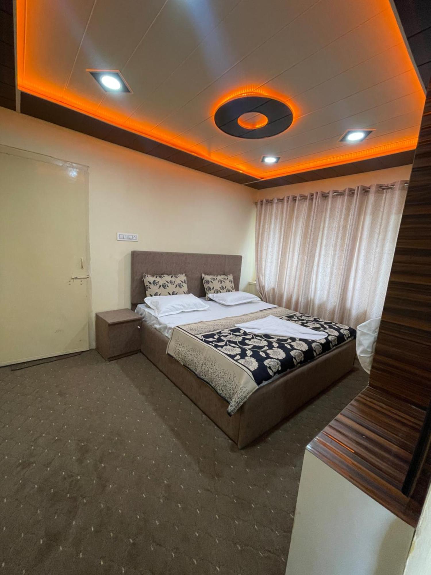 Khwaab Gah By The Khayabaan-homestay Fully Furnished With Functional Kitchen, Wifi & Parking In Centre Apartment *