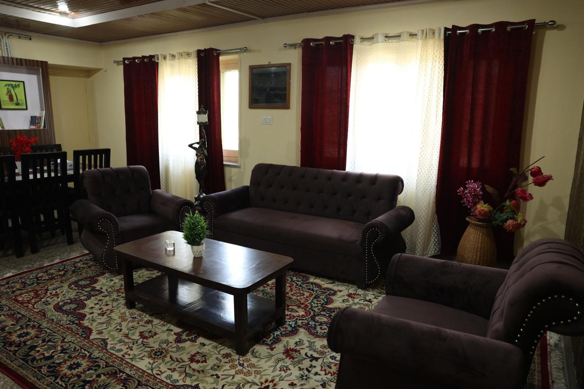 Khwaab Gah By The Khayabaan-homestay Fully Furnished With Functional Kitchen, Wifi & Parking In Centre Apartment *