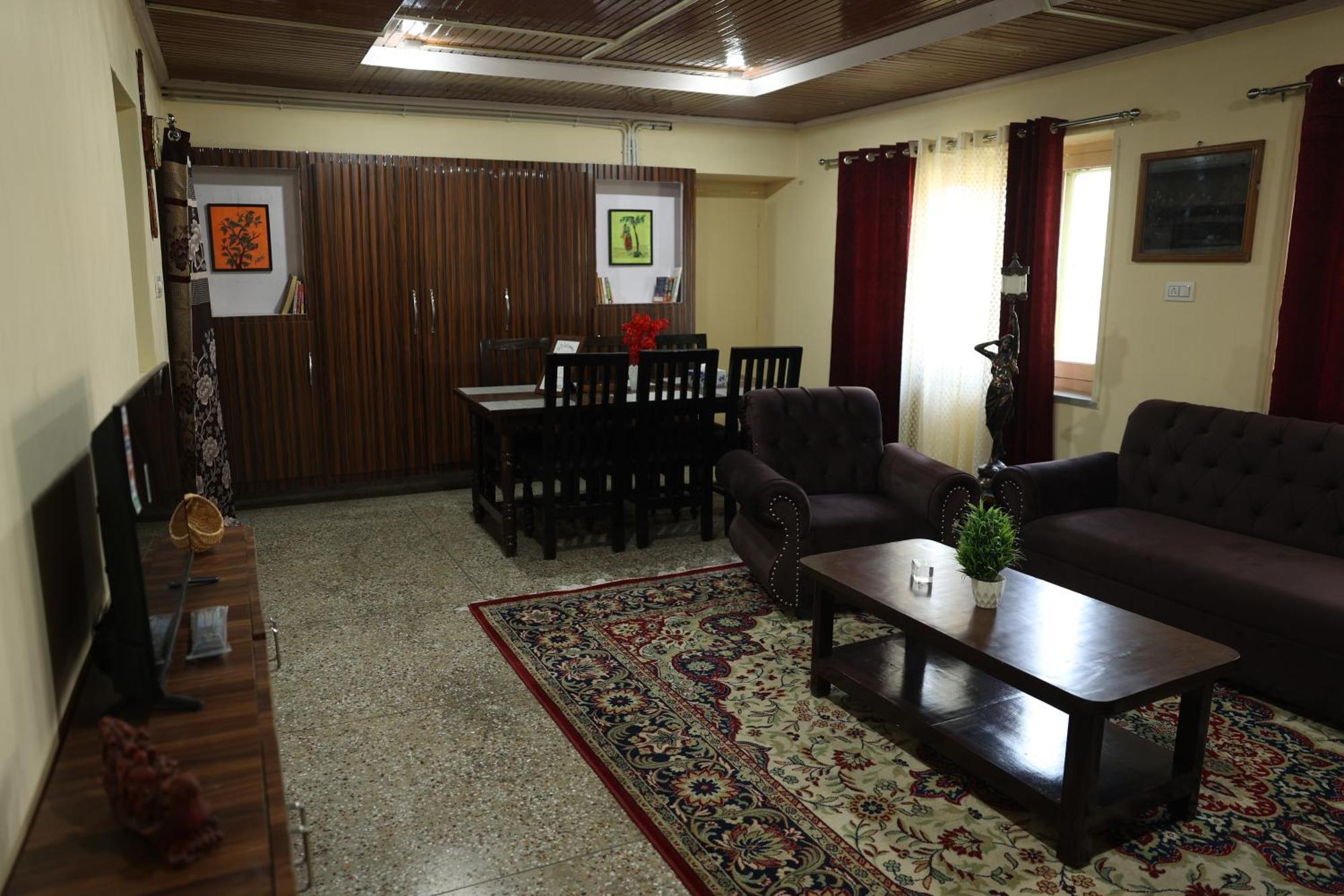 Khwaab Gah By The Khayabaan-homestay Fully Furnished With Functional Kitchen, Wifi & Parking In Centre *
