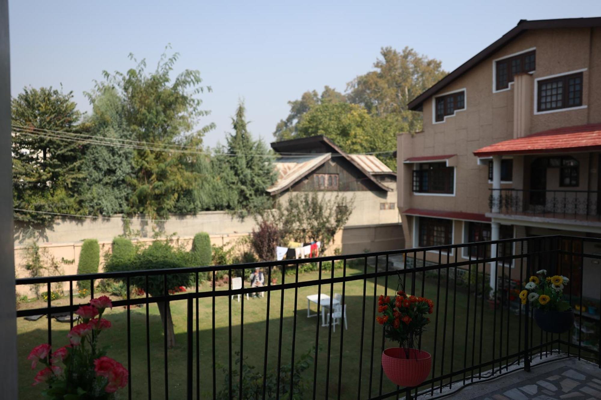 Khwaab Gah By The Khayabaan-homestay Fully Furnished With Functional Kitchen, Wifi & Parking In Centre
