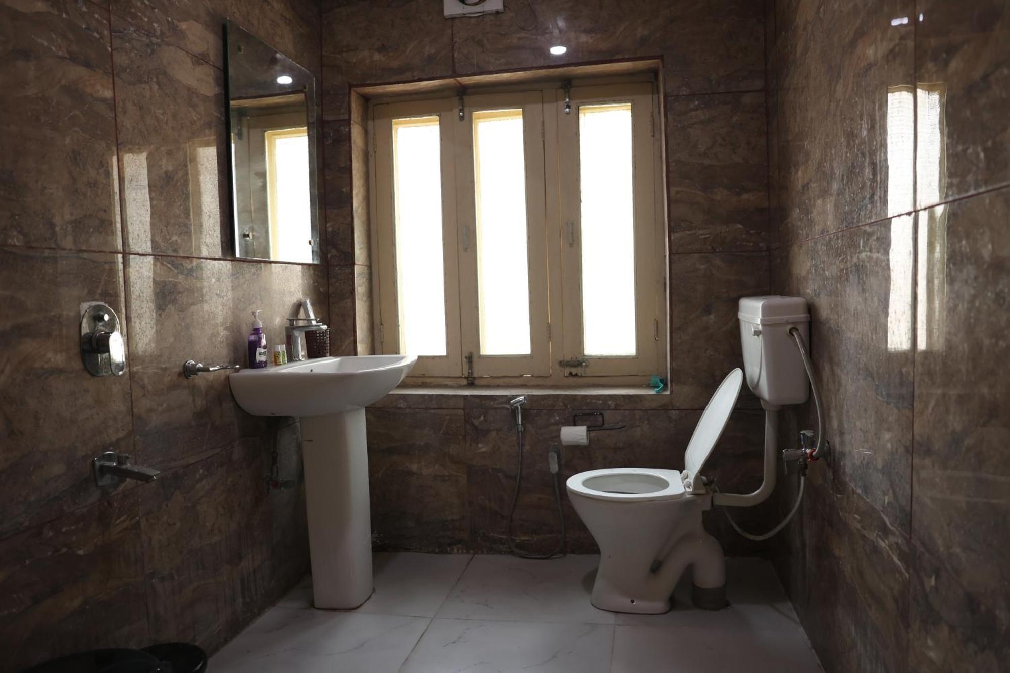 Khwaab Gah By The Khayabaan-homestay Fully Furnished With Functional Kitchen, Wifi & Parking In Centre *