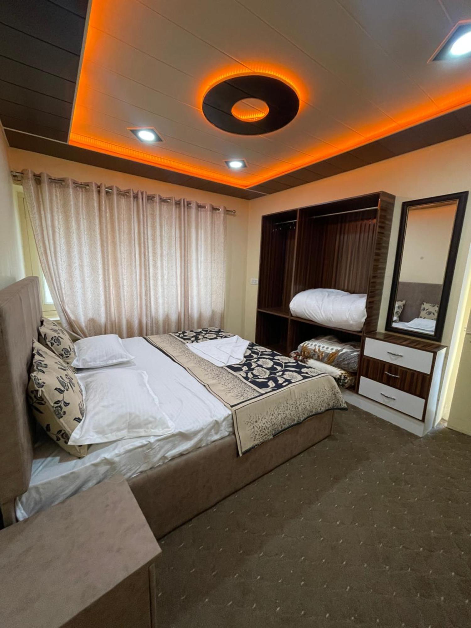Khwaab Gah By The Khayabaan-homestay Fully Furnished With Functional Kitchen, Wifi & Parking In Centre Apartment Srinagar (Jammu and Kashmir)