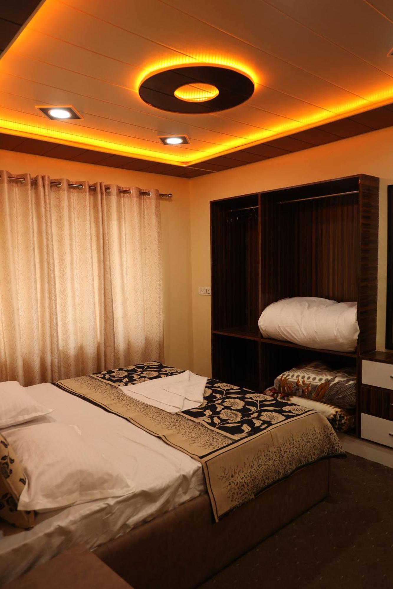 Khwaab Gah By The Khayabaan-homestay Fully Furnished With Functional Kitchen, Wifi & Parking In Centre Apartment Srinagar (Jammu and Kashmir)