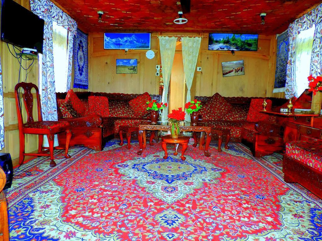 Raja'S Palace Houseboat - Kashmir