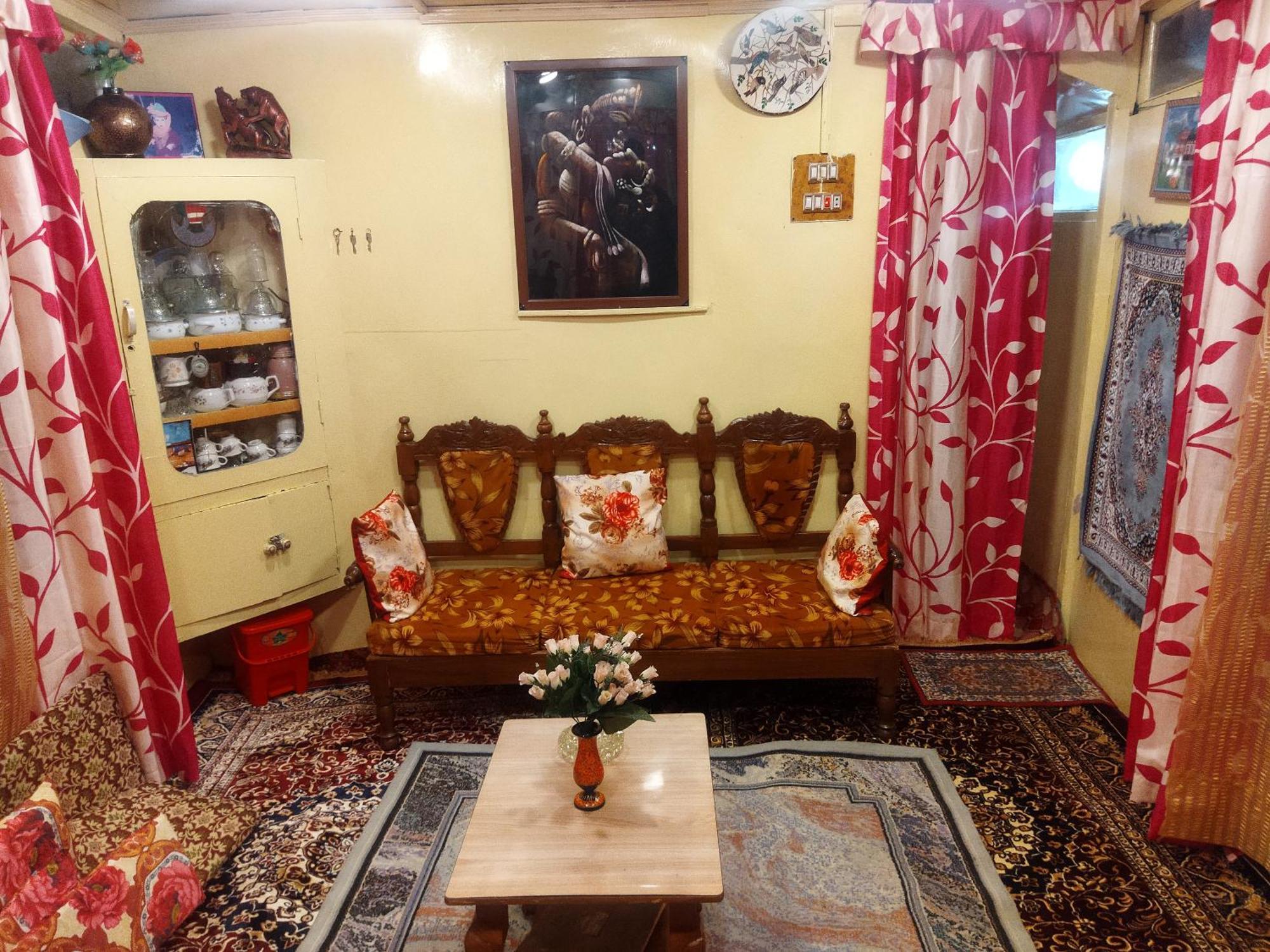 H.b Hotel Srinagar (Jammu and Kashmir)