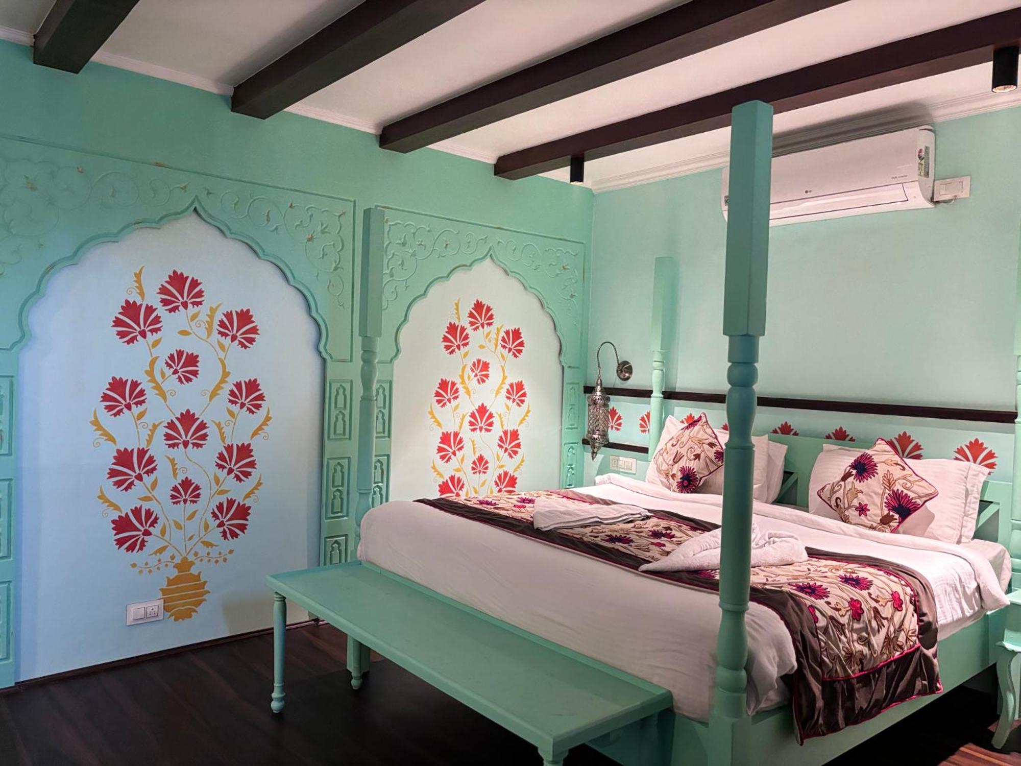 Hotel Rooms, Vintage Luxury Near Dal
