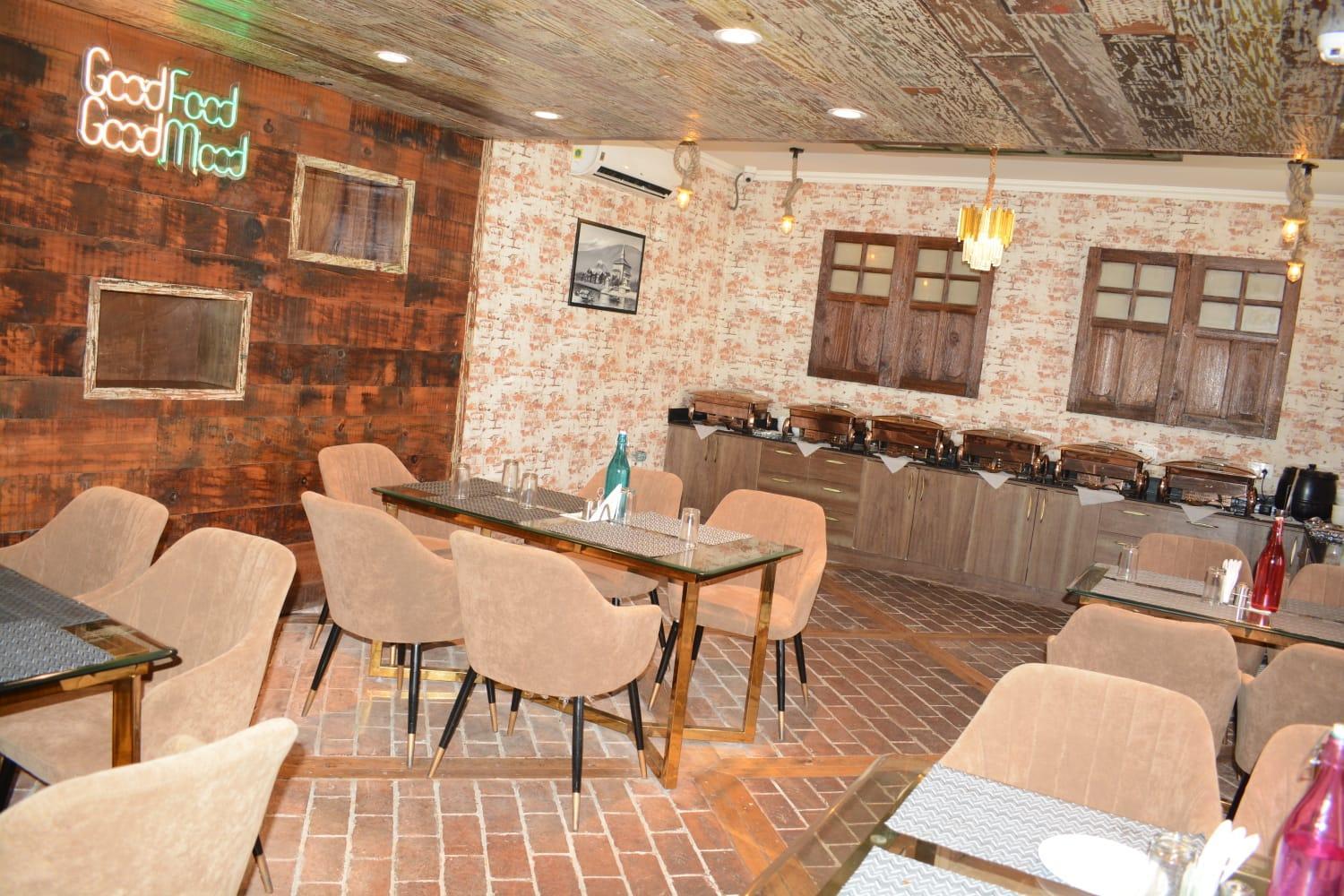Rooms, Vintage Luxury Near Dal Hotel
