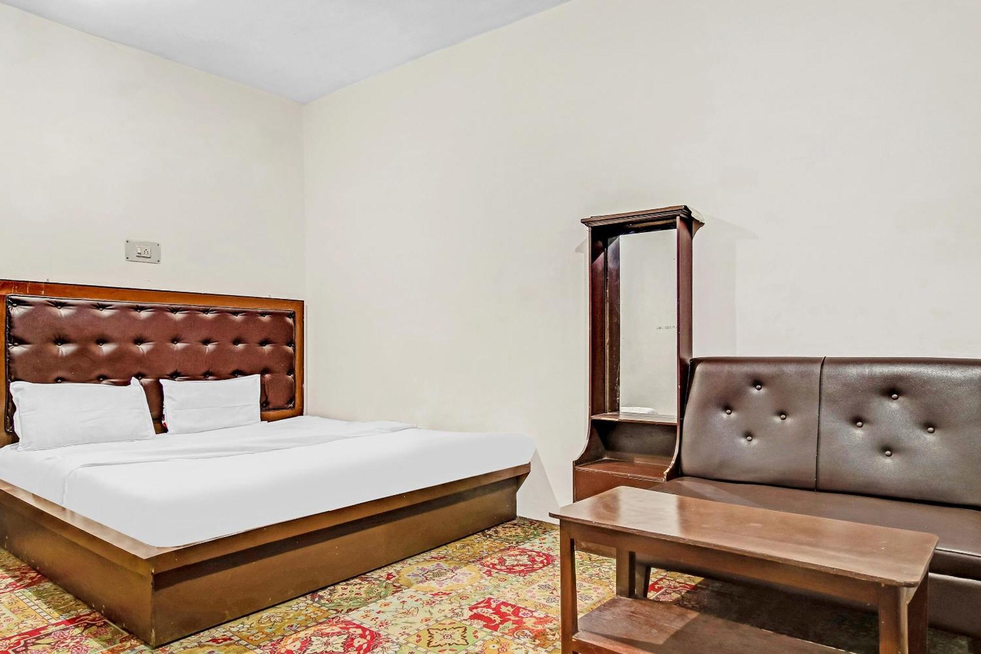 Oyo Flagship 85949 Ground Plaza Hotel Srinagar (Jammu and Kashmir)