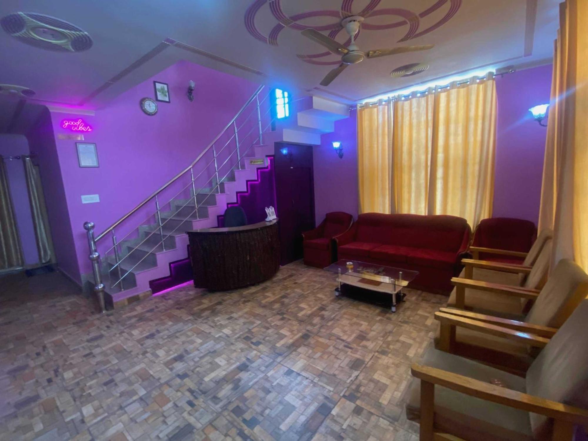 Oyo 81382 Penthouse 3*
