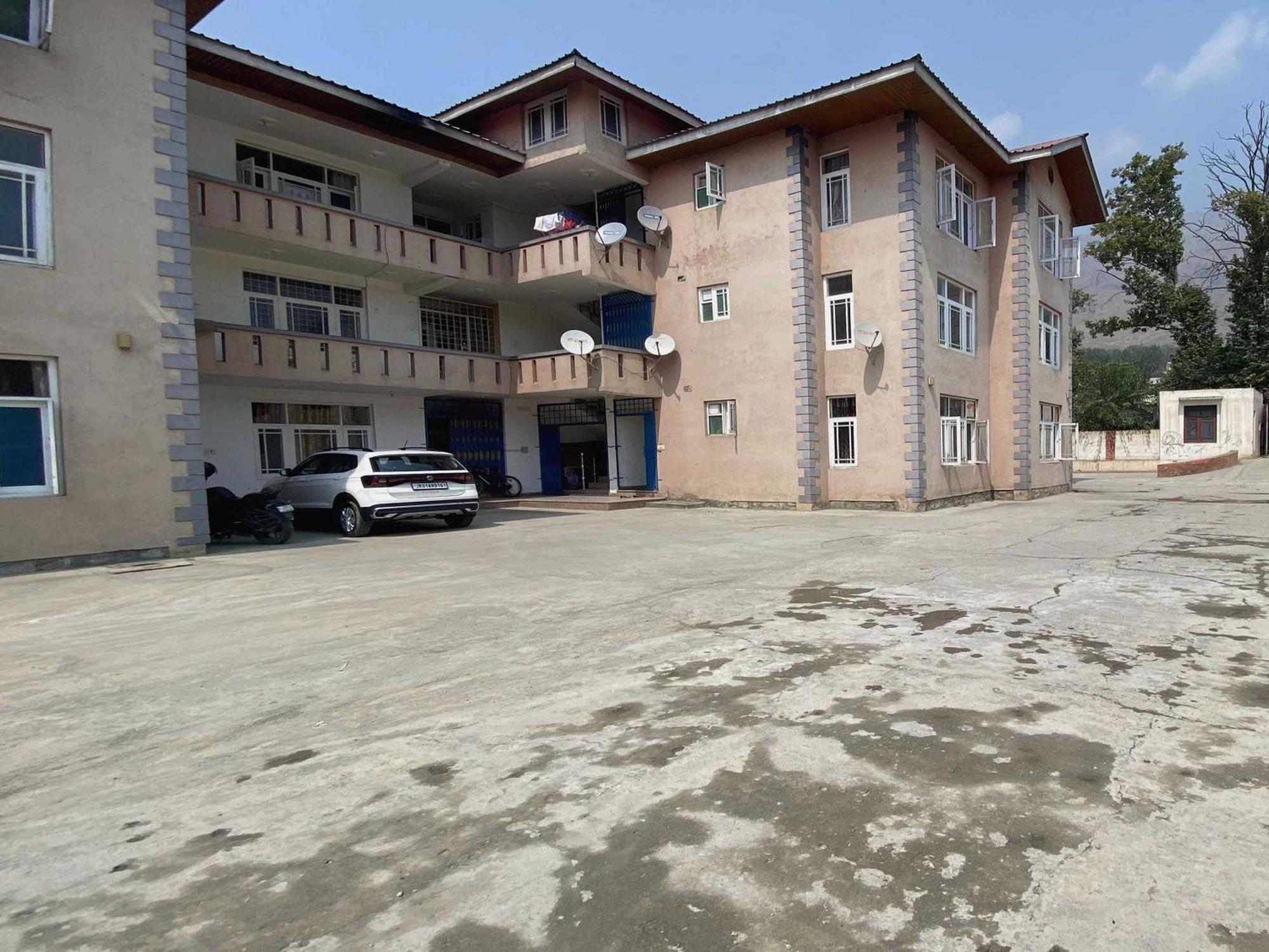 Hotel Oyo 81382 Penthouse Srinagar (Jammu and Kashmir)