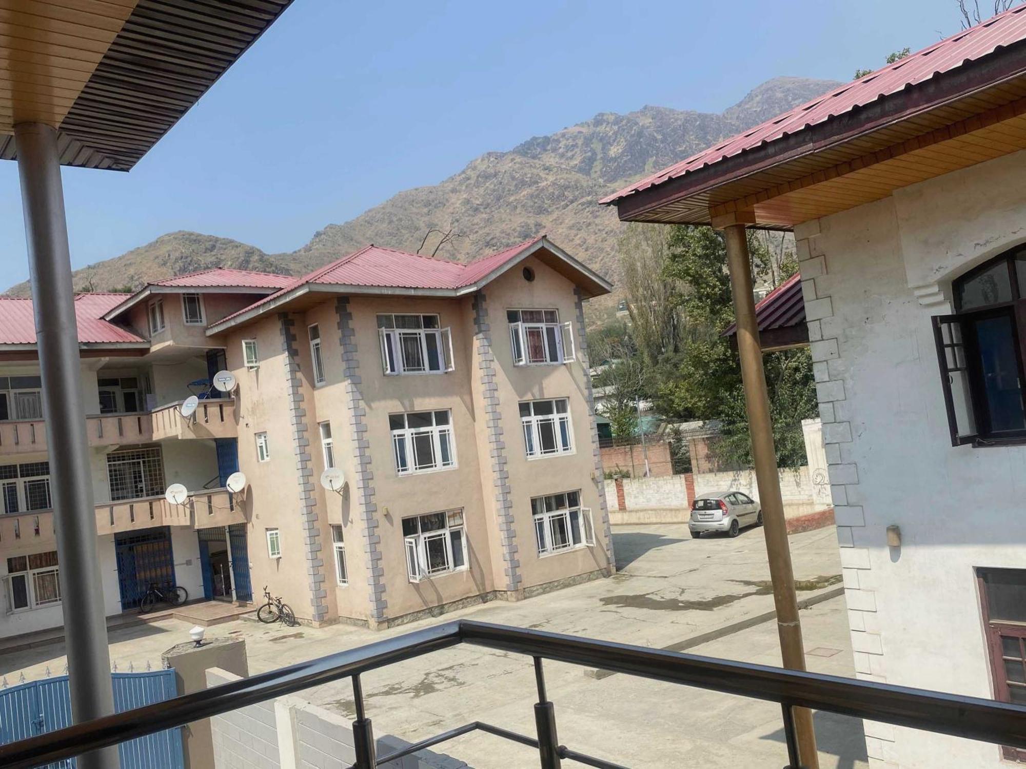 Oyo 81382 Penthouse Srinagar (Jammu and Kashmir)