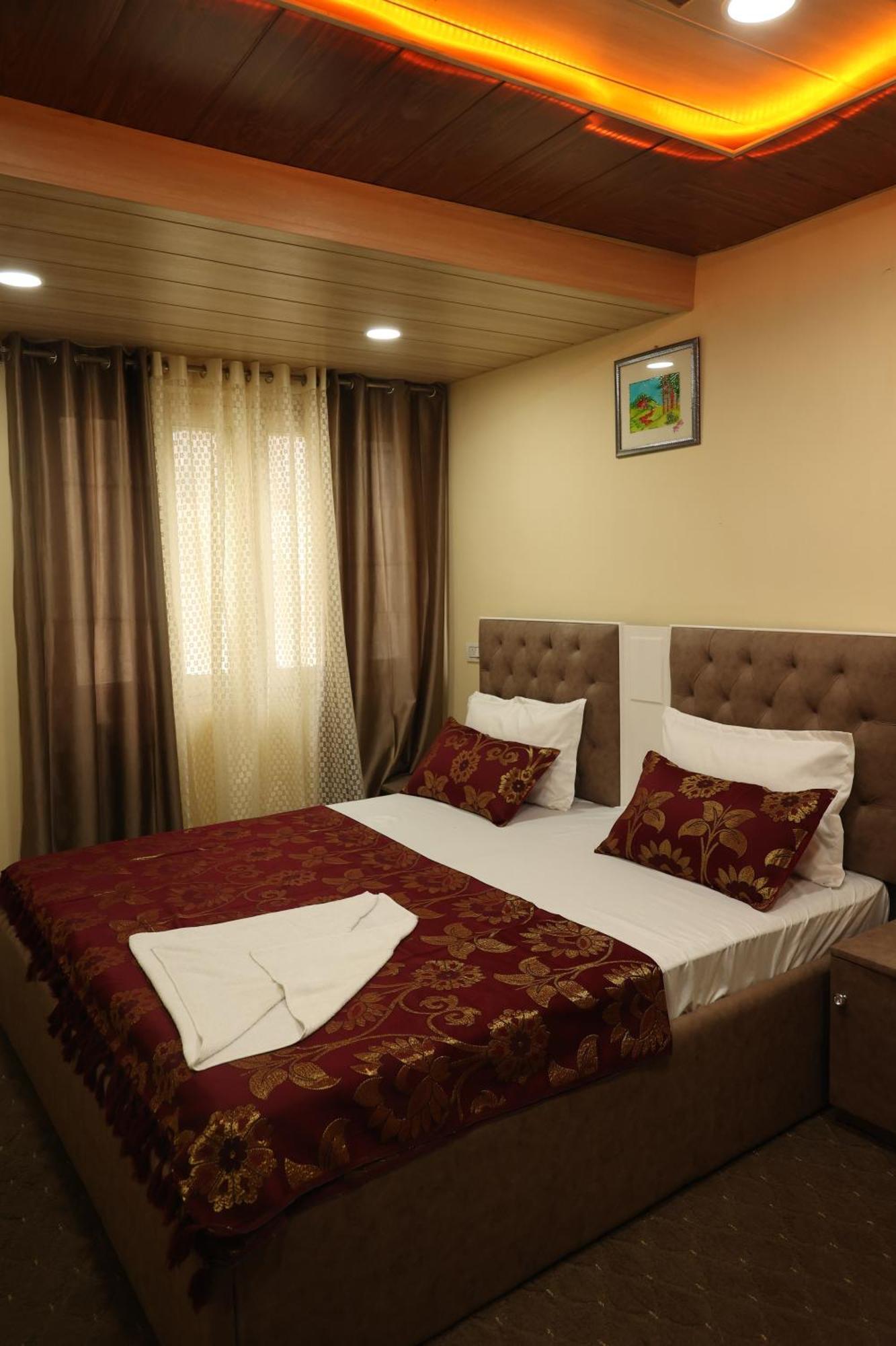 Khwaab Gah By The Khayabaan-homestay Fully Furnished With Functional Kitchen, Wifi & Parking In Centre Apartment