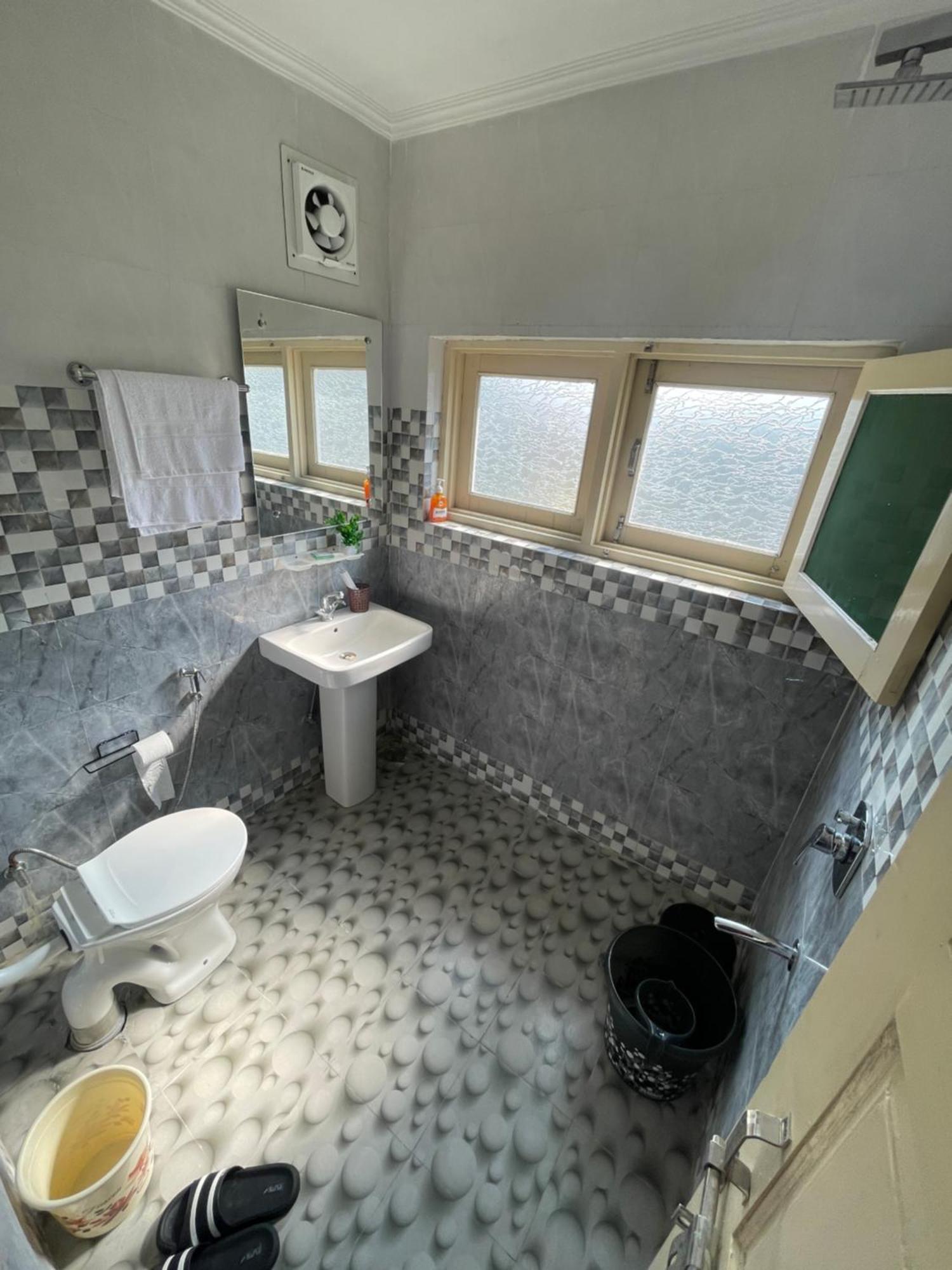Khwaab Gah By The Khayabaan-homestay Fully Furnished With Functional Kitchen, Wifi & Parking In Centre Srinagar (Jammu and Kashmir)