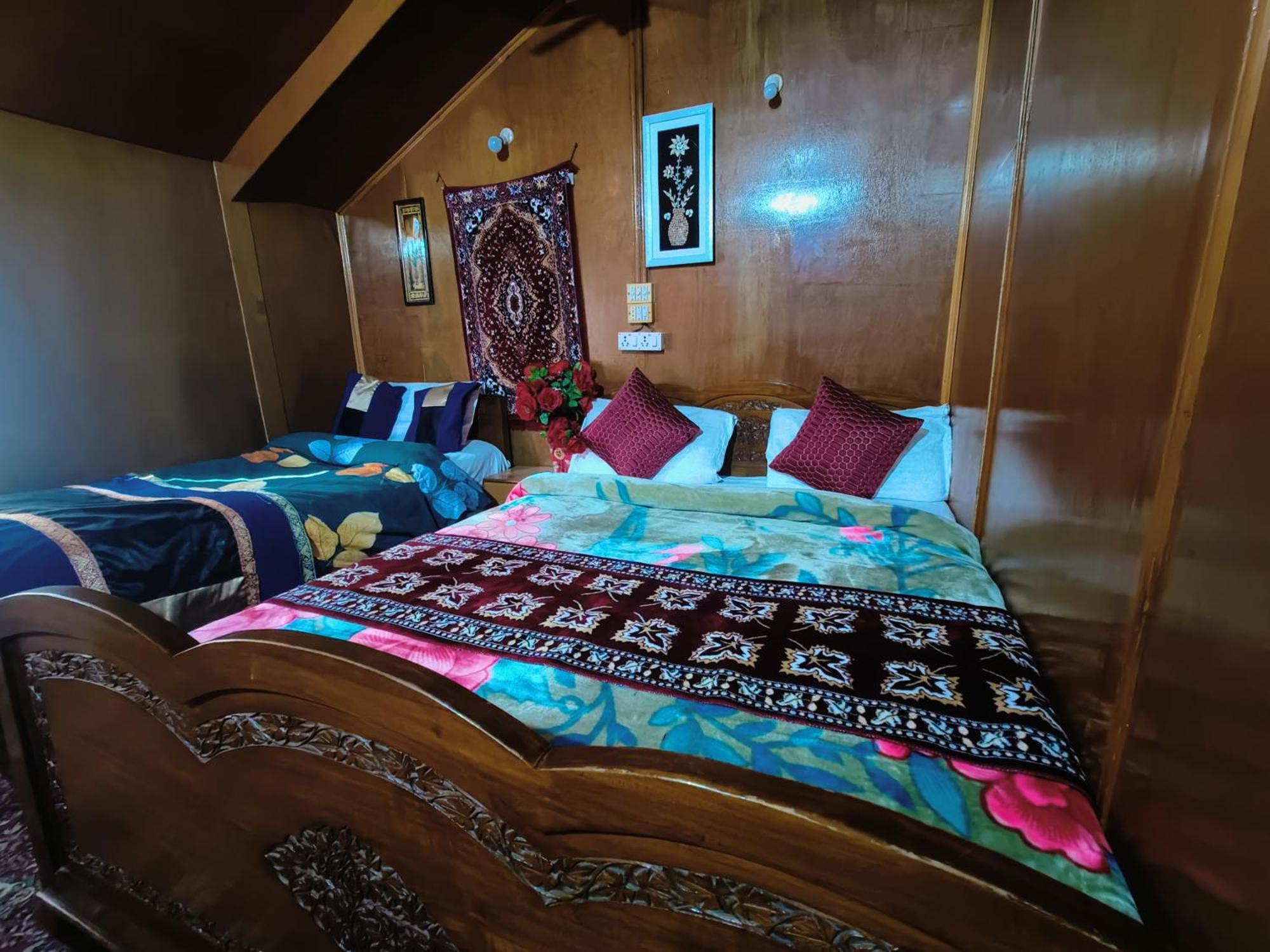 Houseboat New Suzan Botel