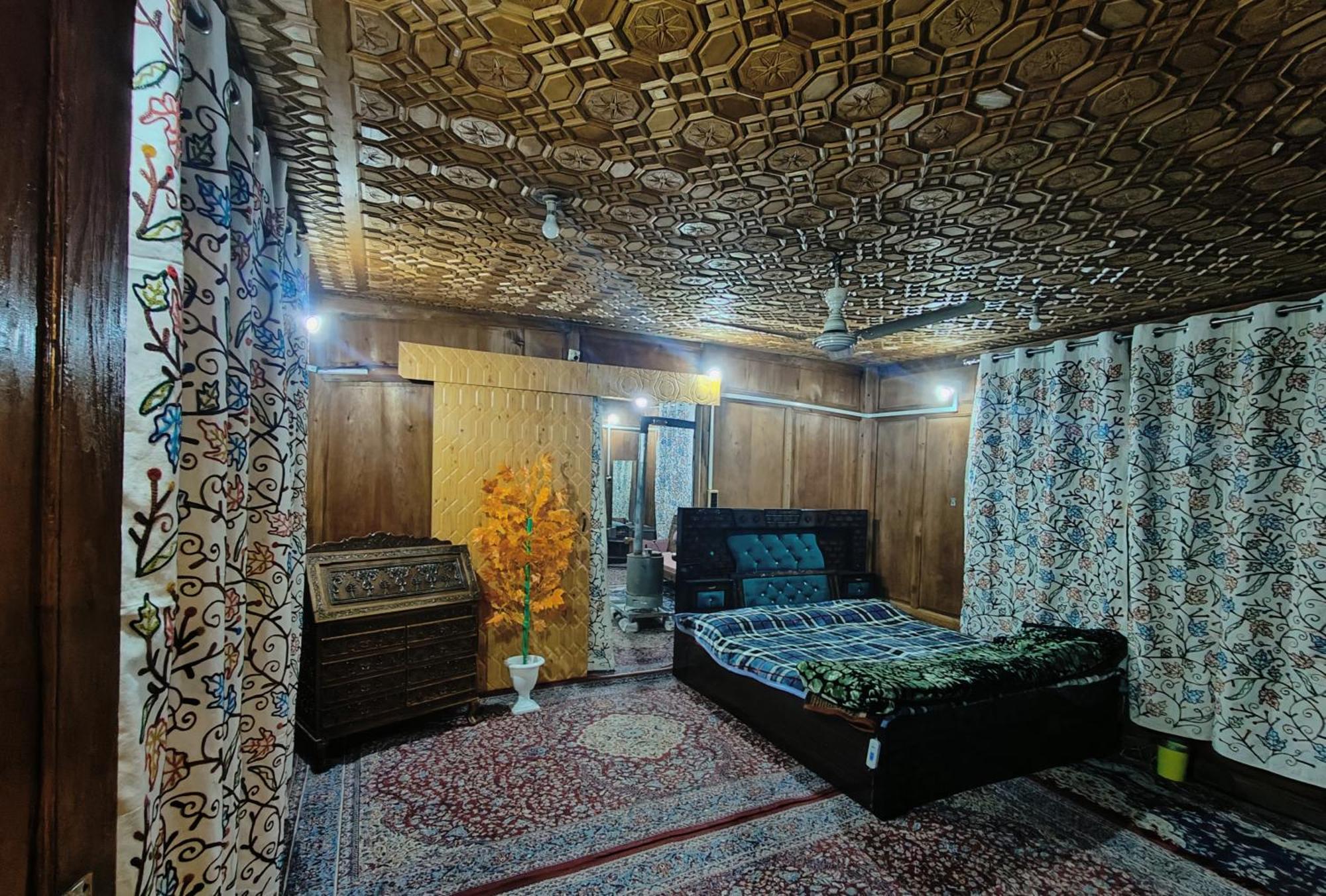 Hotel Houseboat Karima Palace