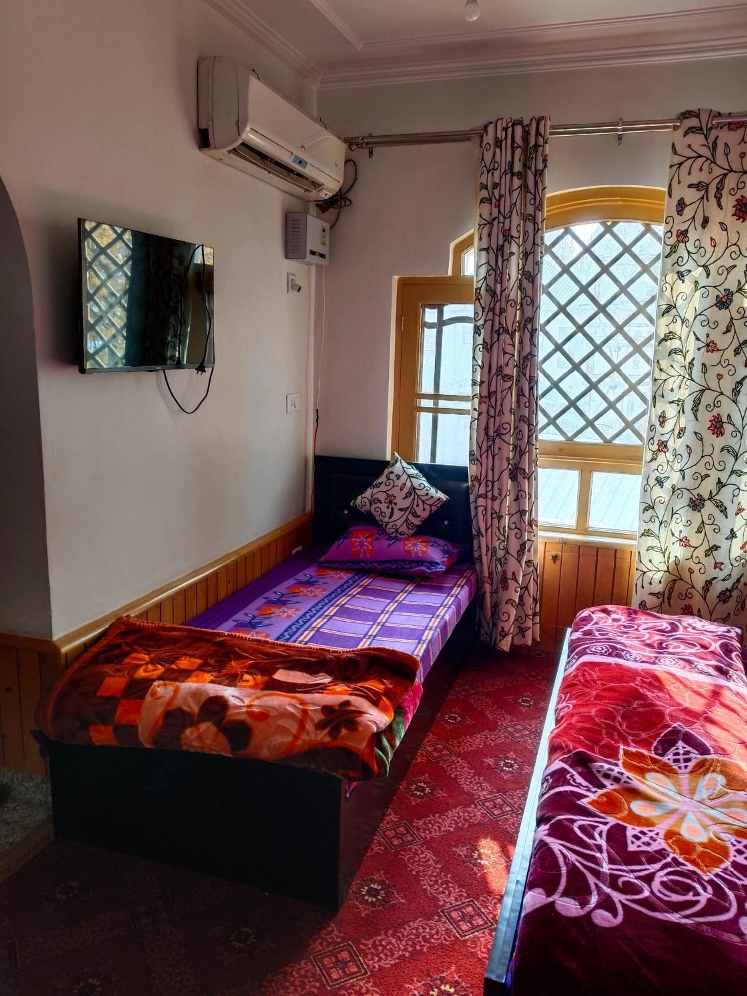 Bashaw Residency, Rated Family Near Airport Guest house Srinagar (Jammu and Kashmir)