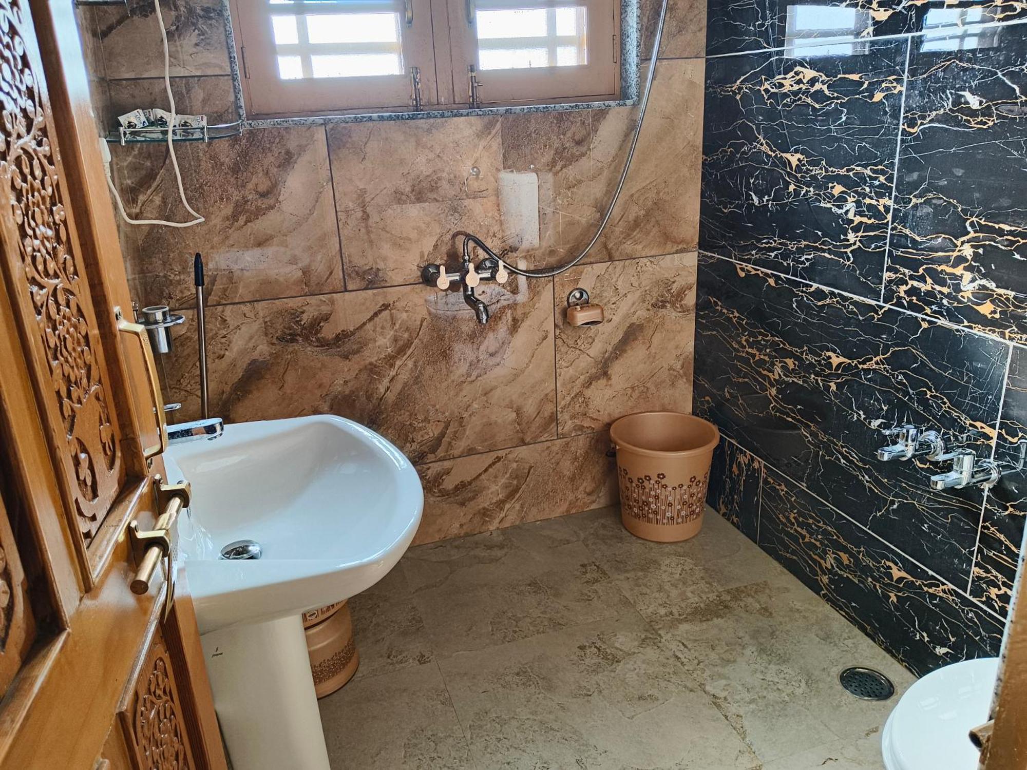 Bashaw Residency, Rated Family Near Airport * Srinagar (Jammu and Kashmir)