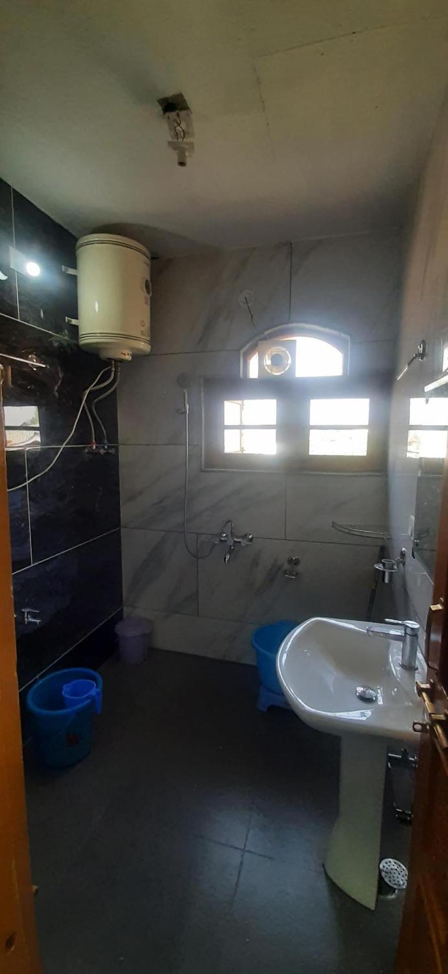 Bashaw Residency, Rated Family Near Airport * Srinagar (Jammu and Kashmir)