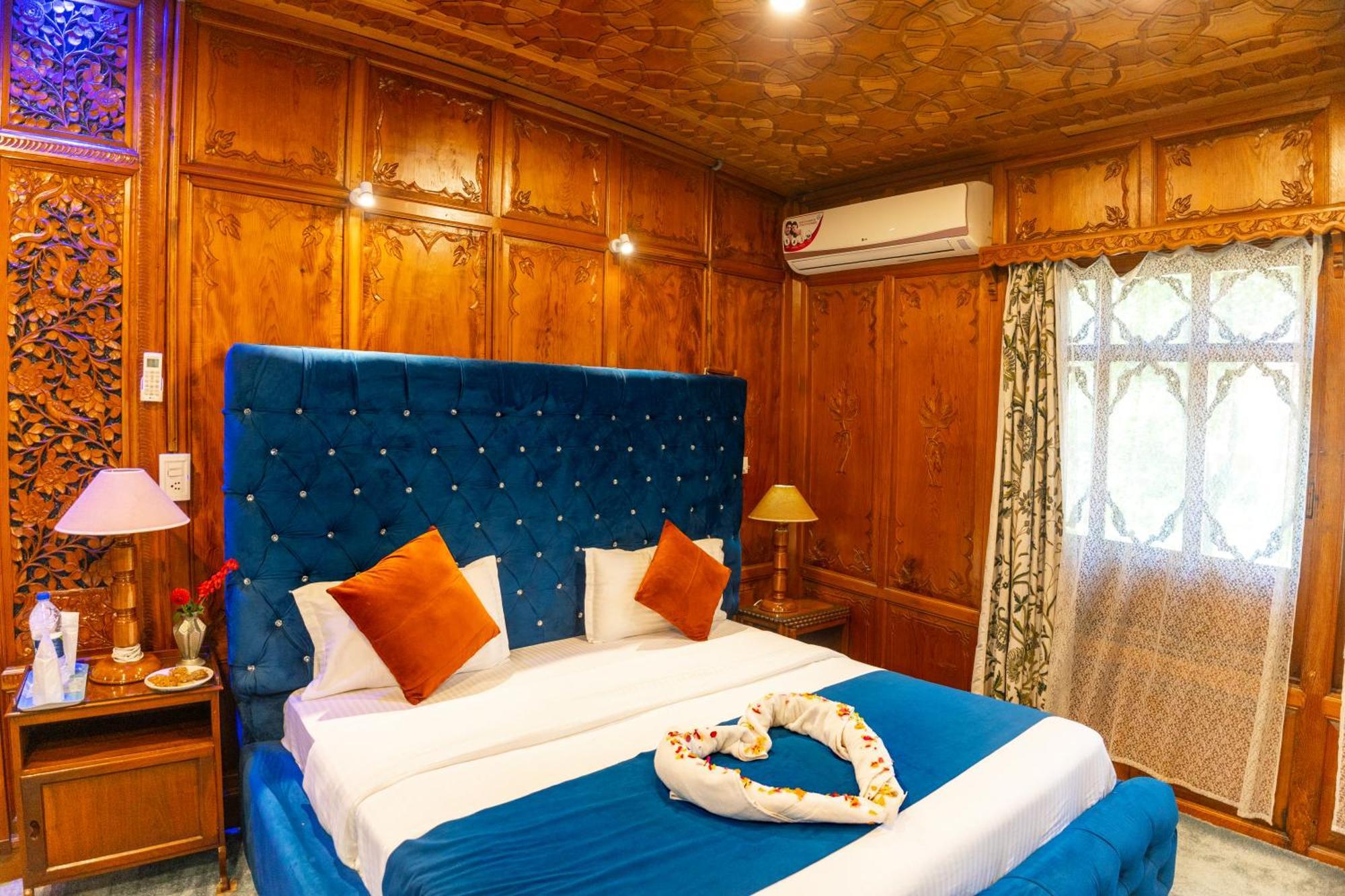 Hotel Wangnoo Heritage Houseboats