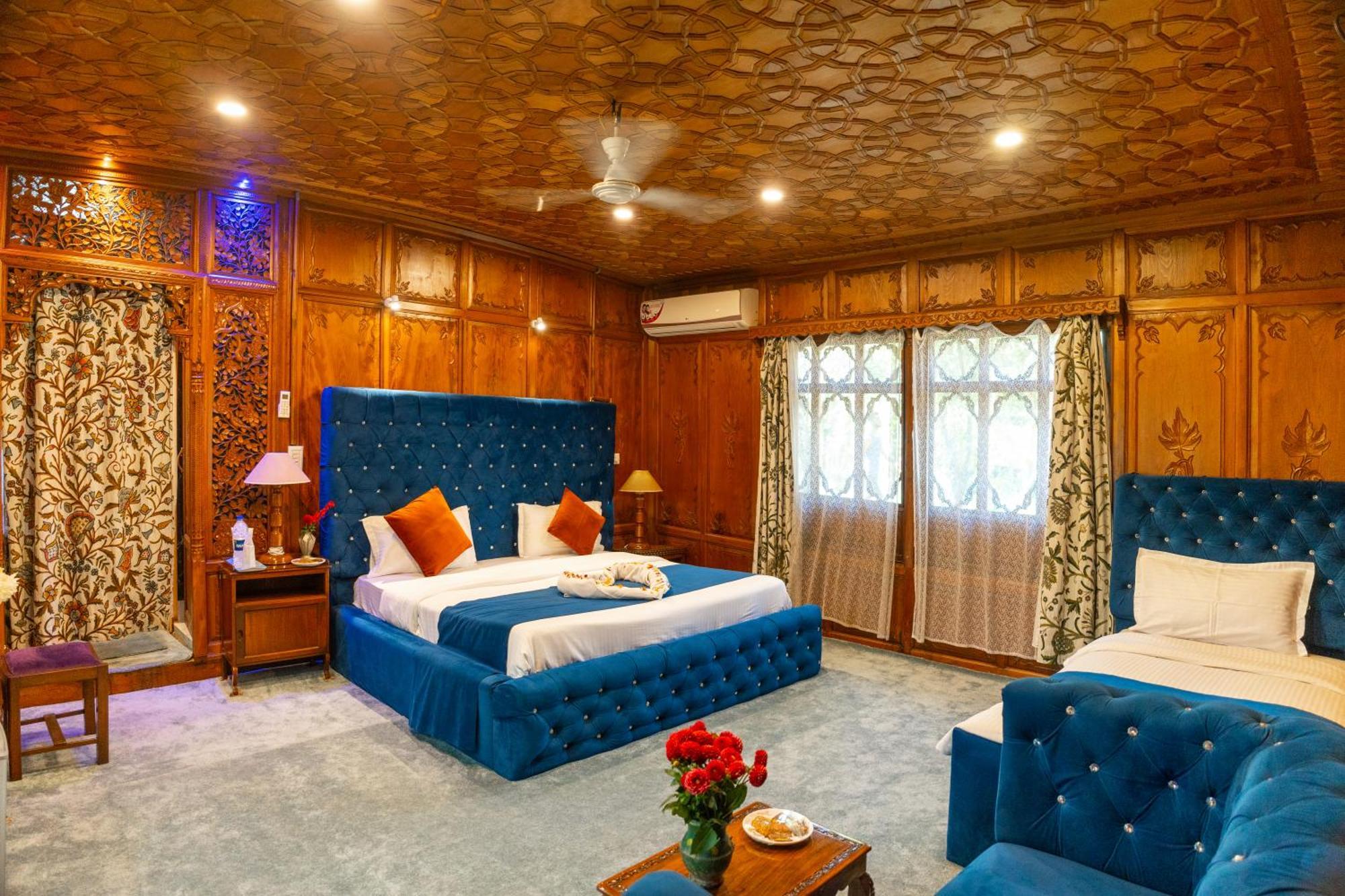 Hotel Wangnoo Heritage Houseboats 4*