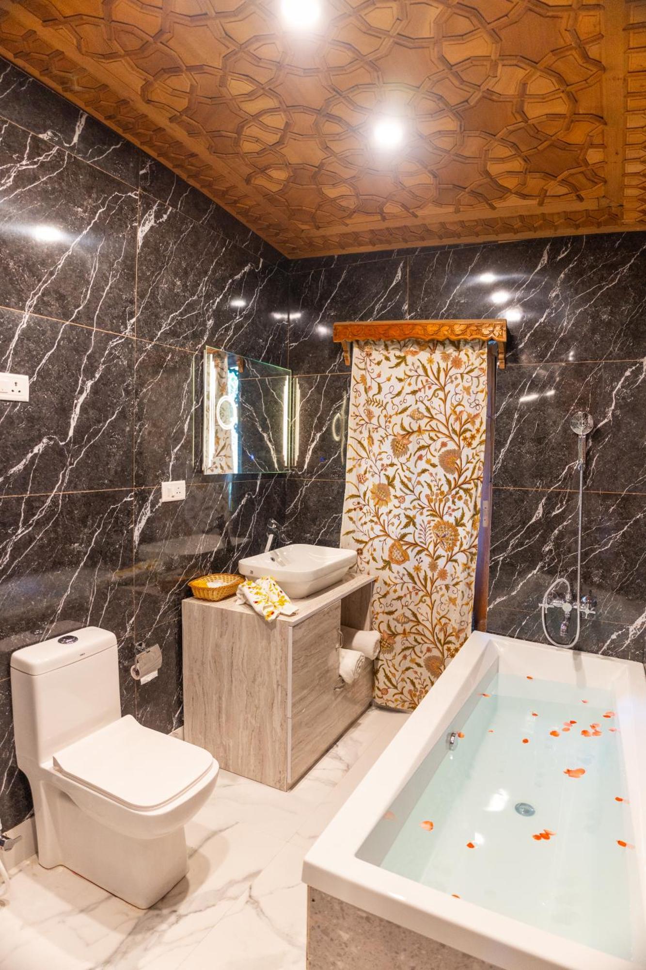 Wangnoo Heritage Houseboats Srinagar (Jammu and Kashmir)