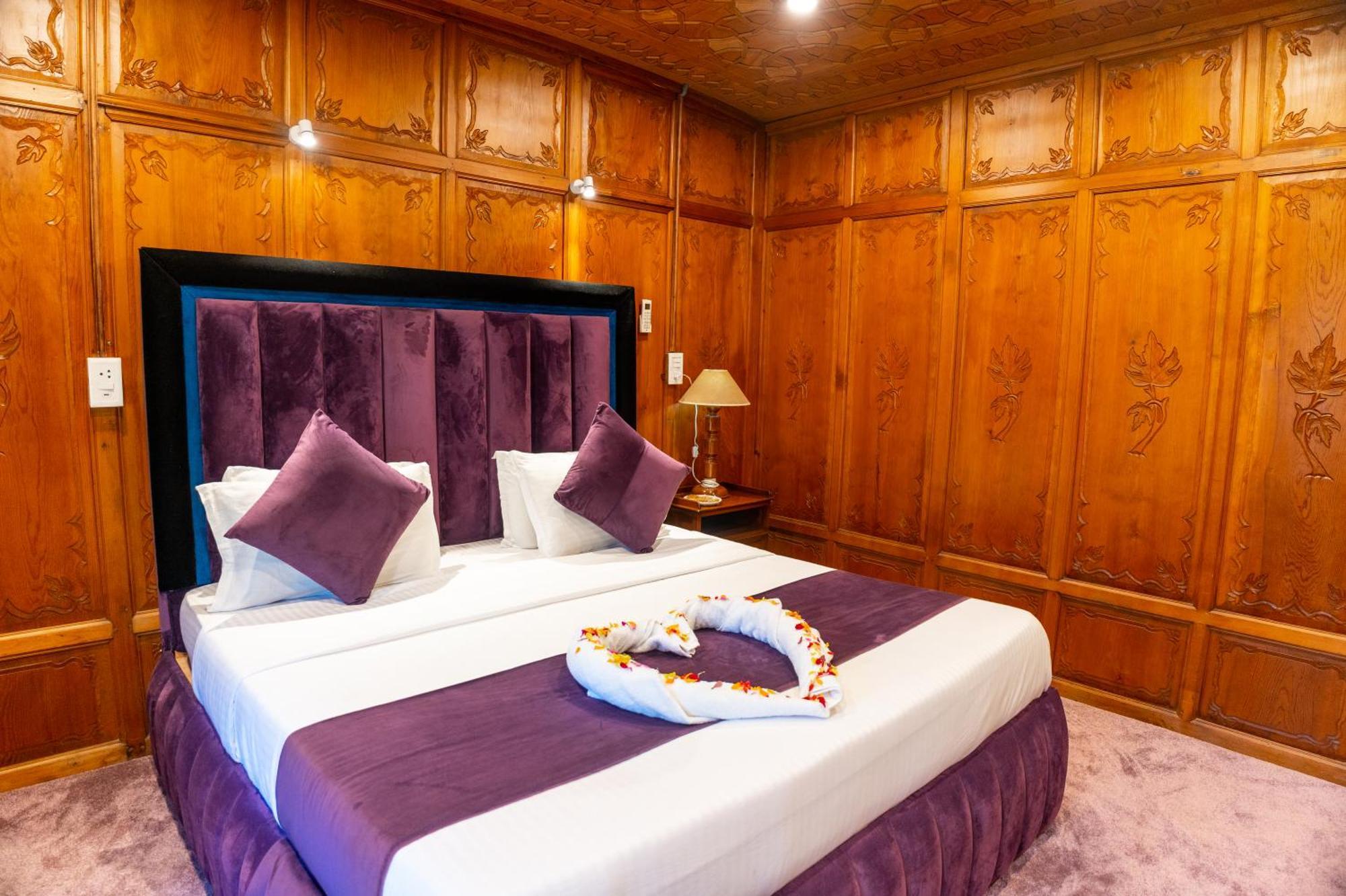 Hotel Wangnoo Heritage Houseboats