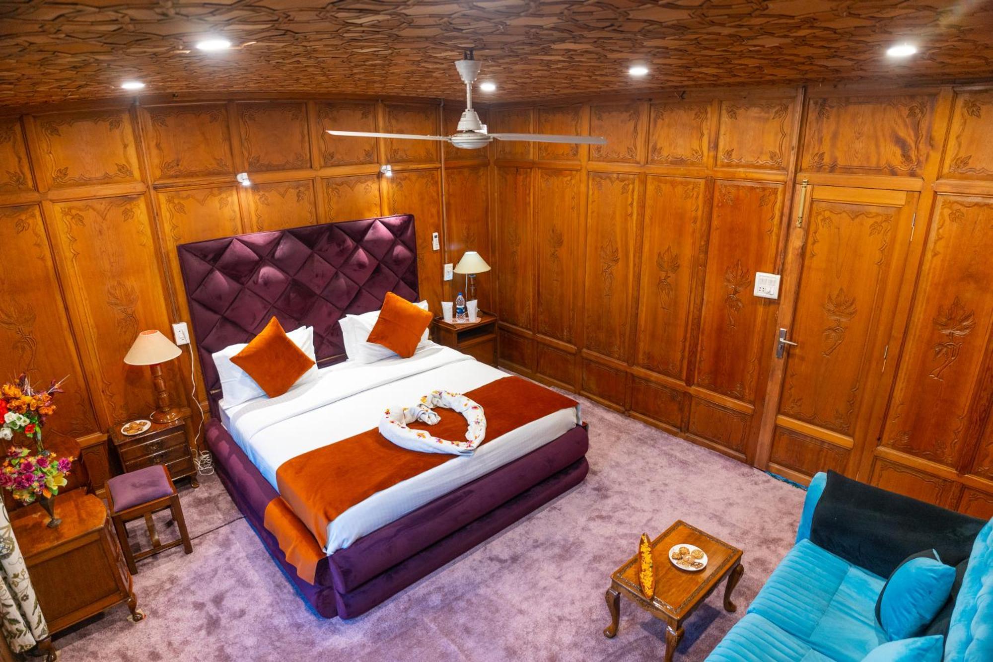 Wangnoo Heritage Houseboats
