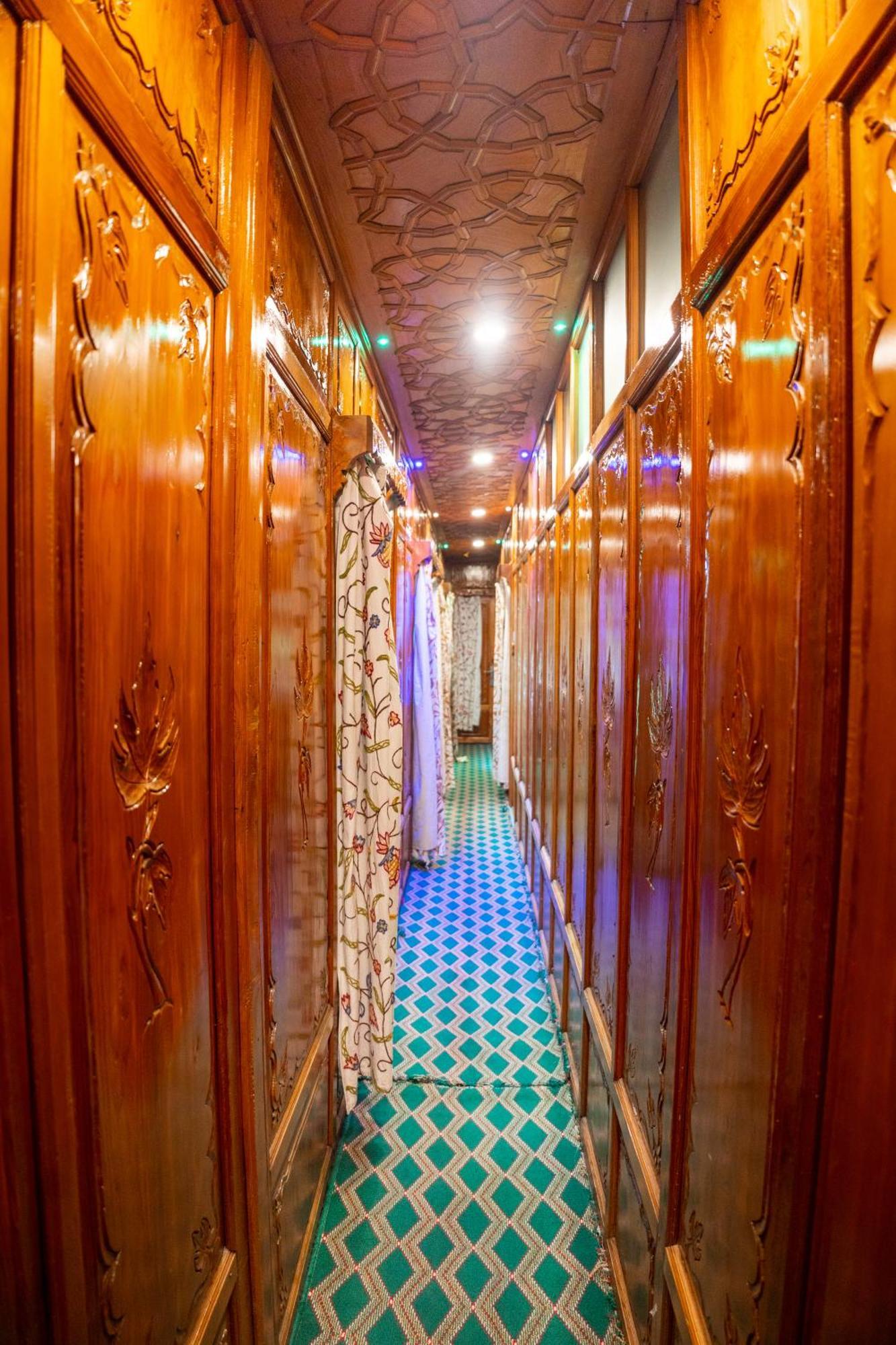 Wangnoo Heritage Houseboats Hotel 4*