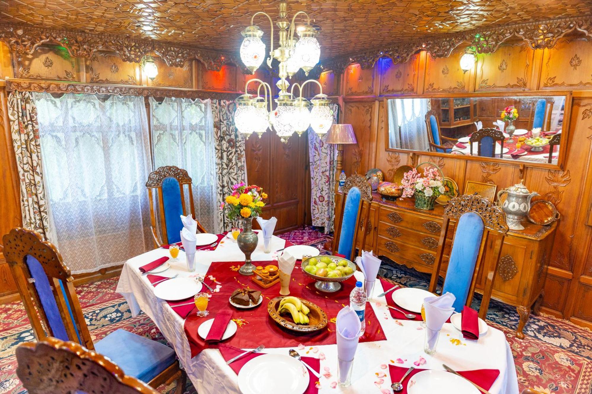 Hotel Wangnoo Heritage Houseboats 4*