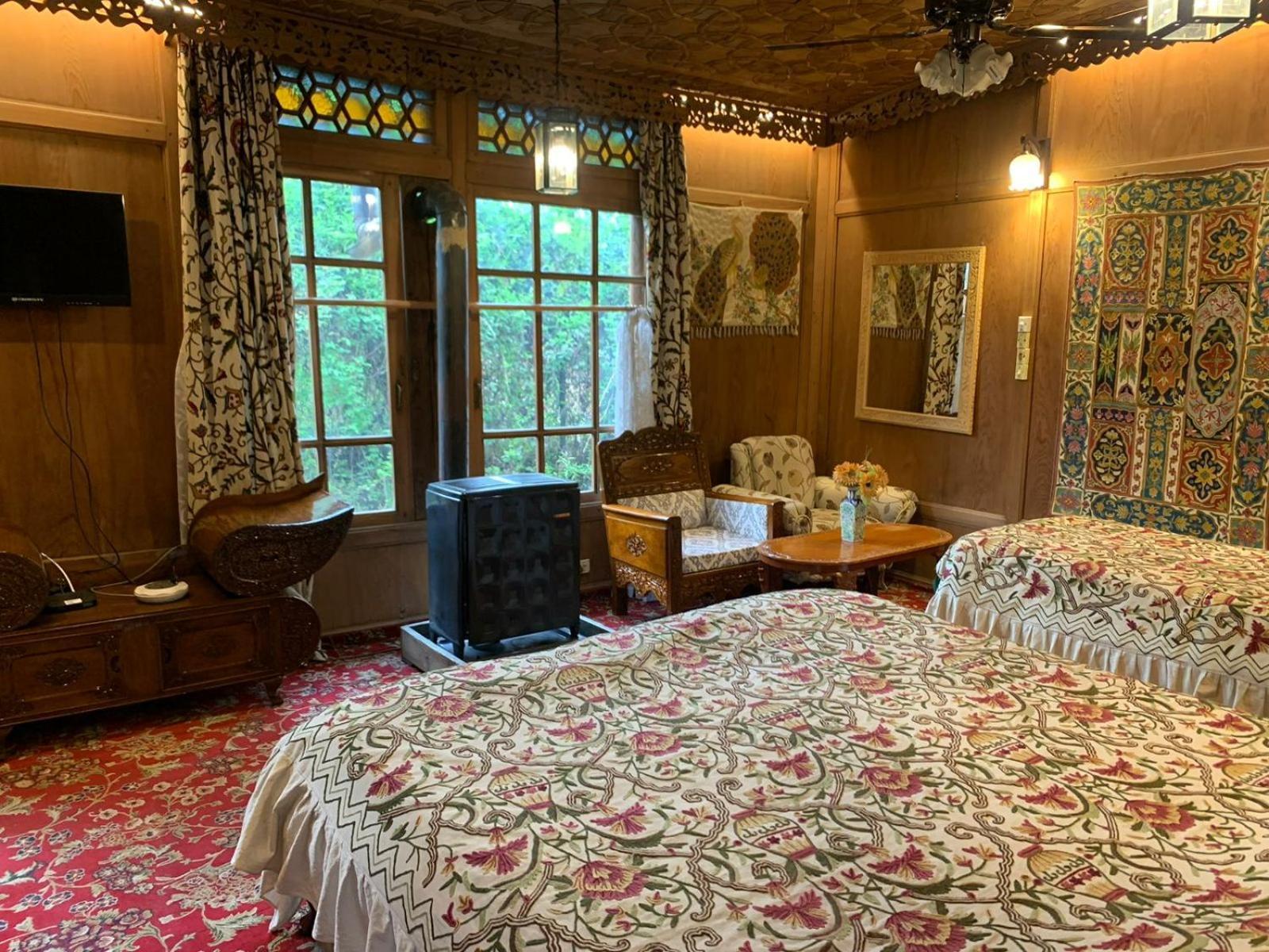 Harmukh Houseboat By Pattern Srinagar (Jammu and Kashmir)