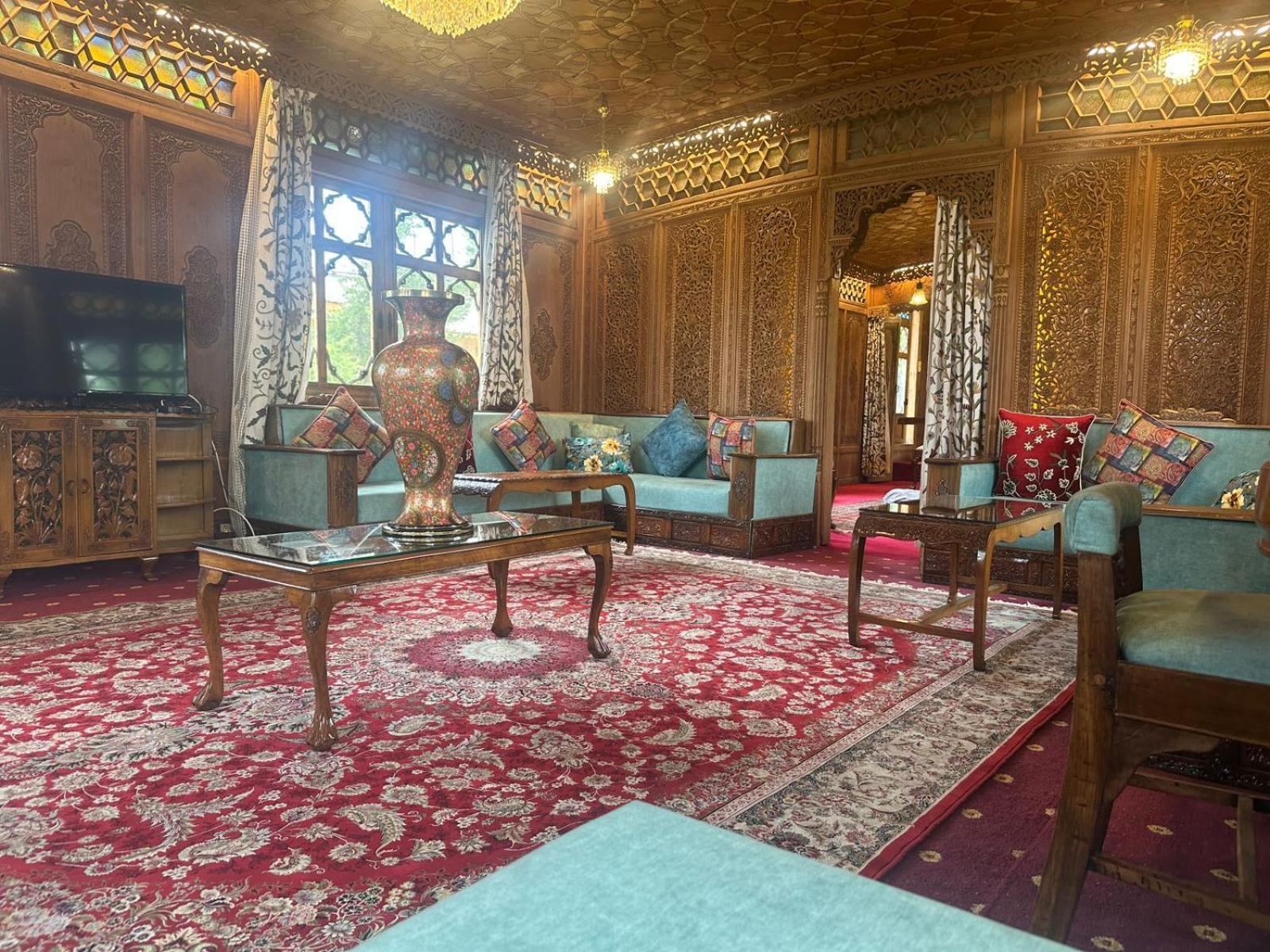 Harmukh Houseboat By Pattern 5* Srinagar (Jammu and Kashmir)