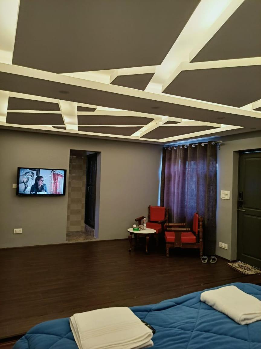 - A Luxury Living * Srinagar (Jammu and Kashmir)