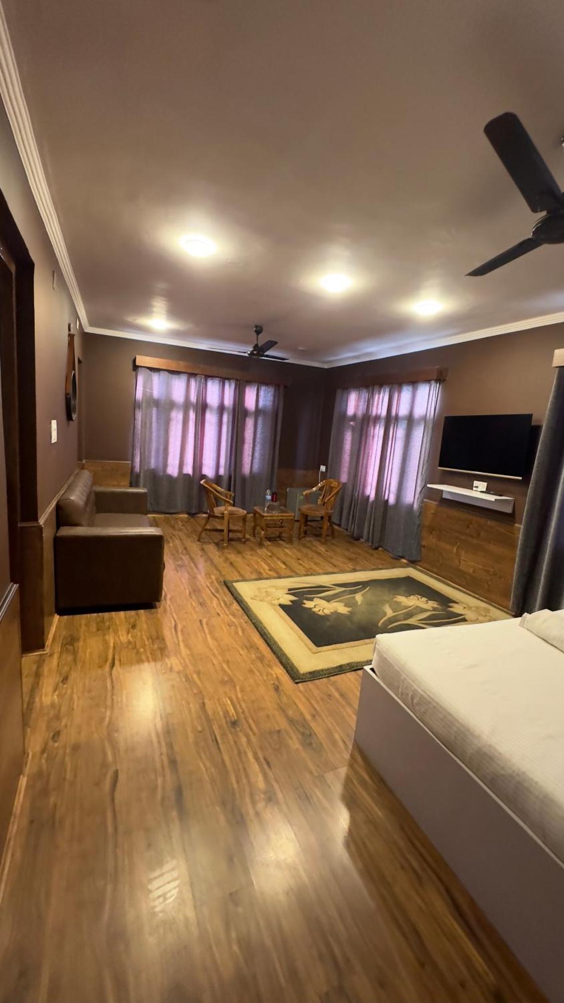 Jafson Accommodates Hotel Srinagar (Jammu and Kashmir)