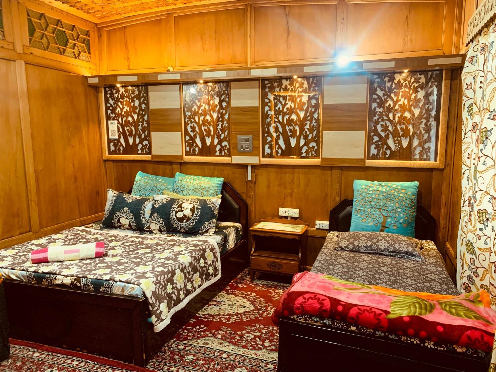 House Boat New Lucifer Botel Srinagar (Jammu and Kashmir)