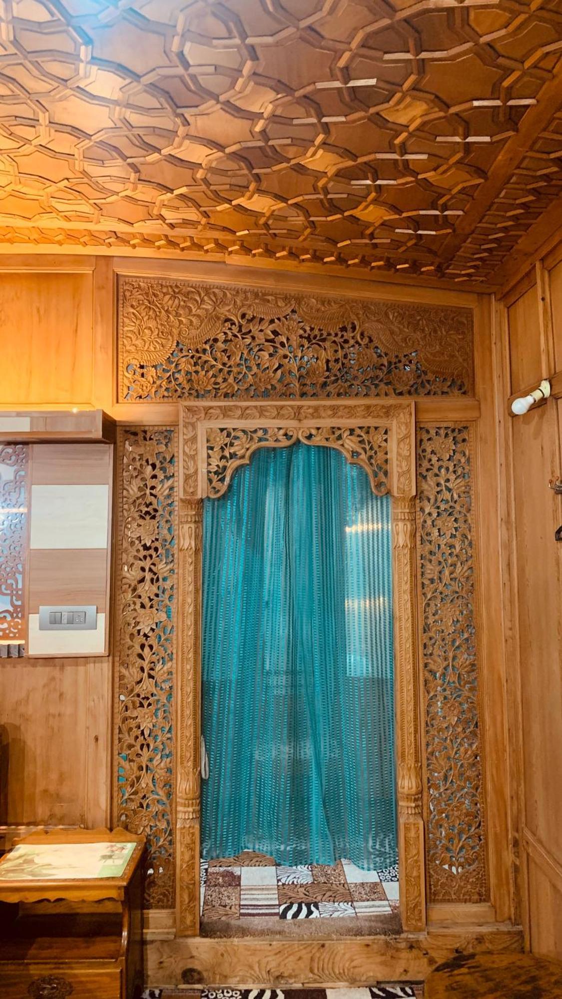 House Boat New Lucifer Srinagar (Jammu and Kashmir)