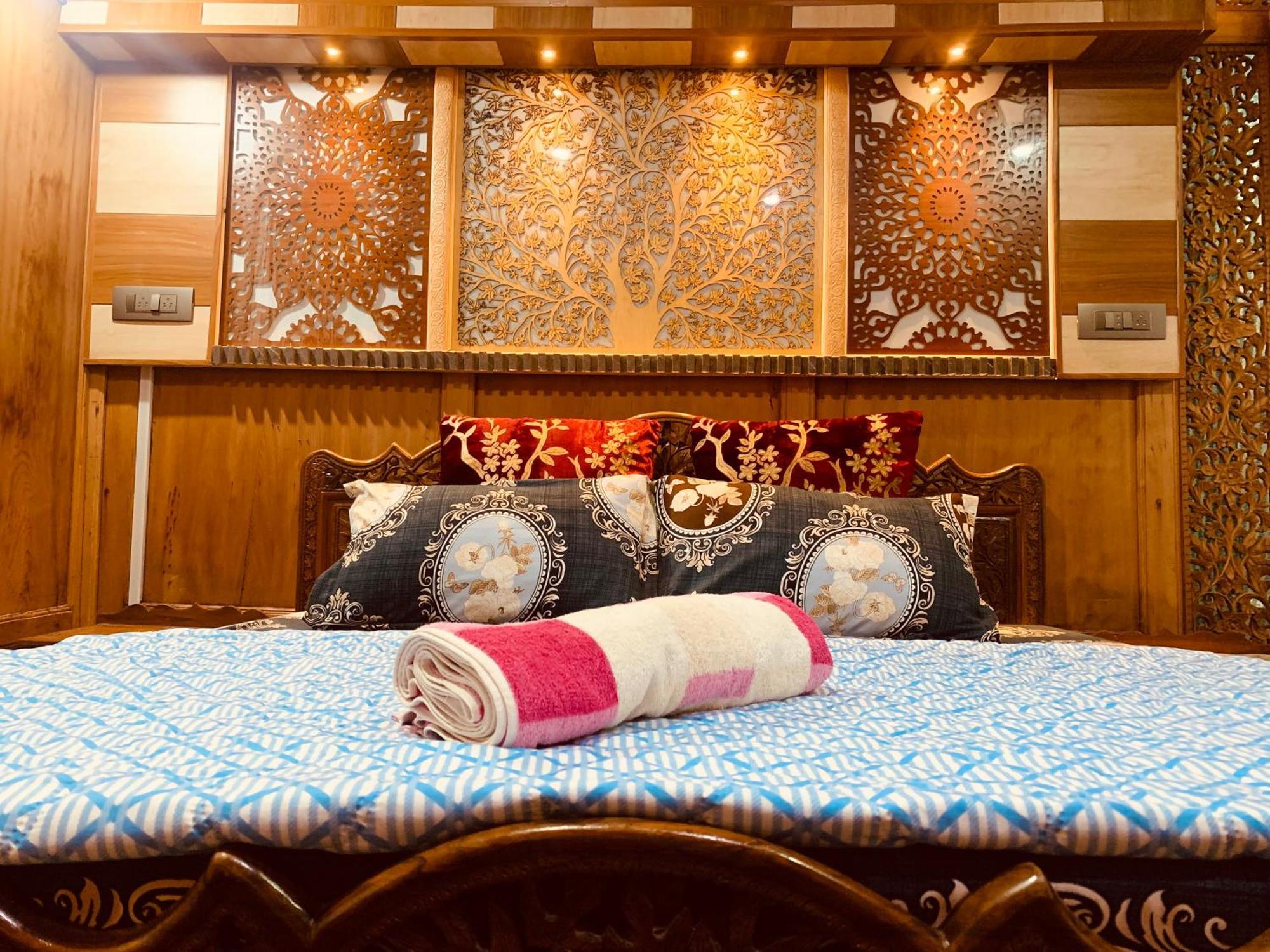 Botel House Boat New Lucifer Srinagar (Jammu and Kashmir)