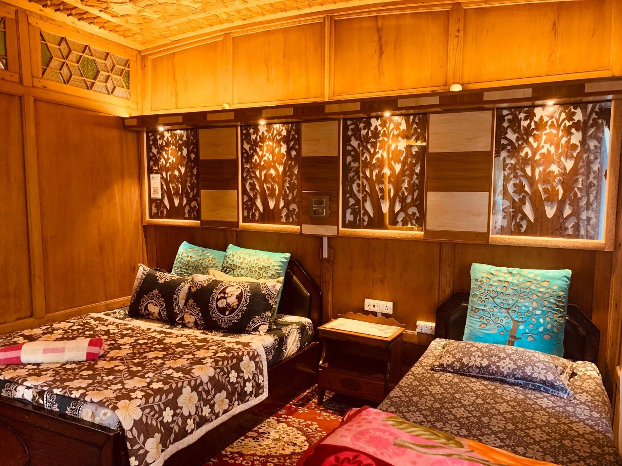 House Boat New Lucifer Botel Srinagar (Jammu and Kashmir)