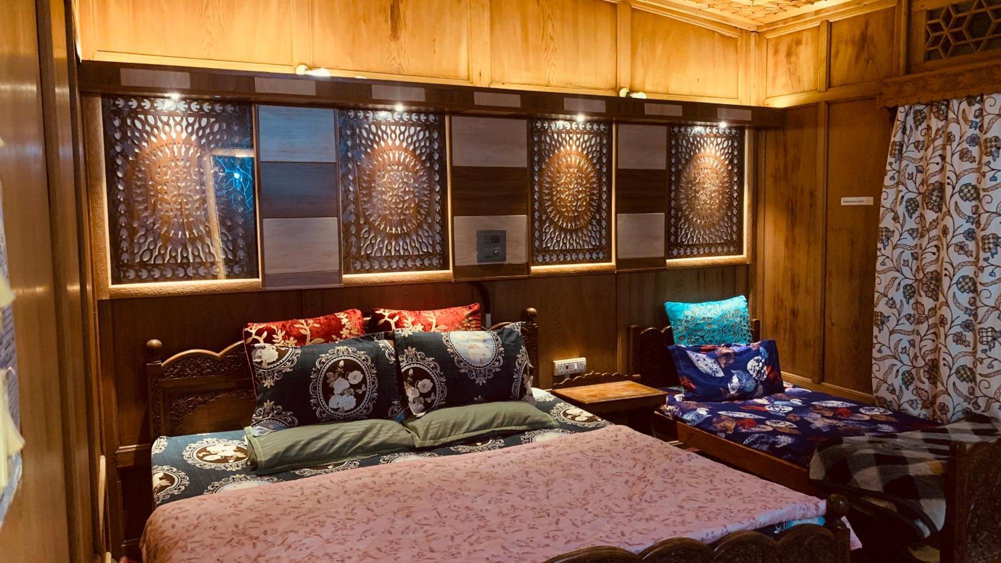 House Boat New Lucifer * Srinagar (Jammu and Kashmir)