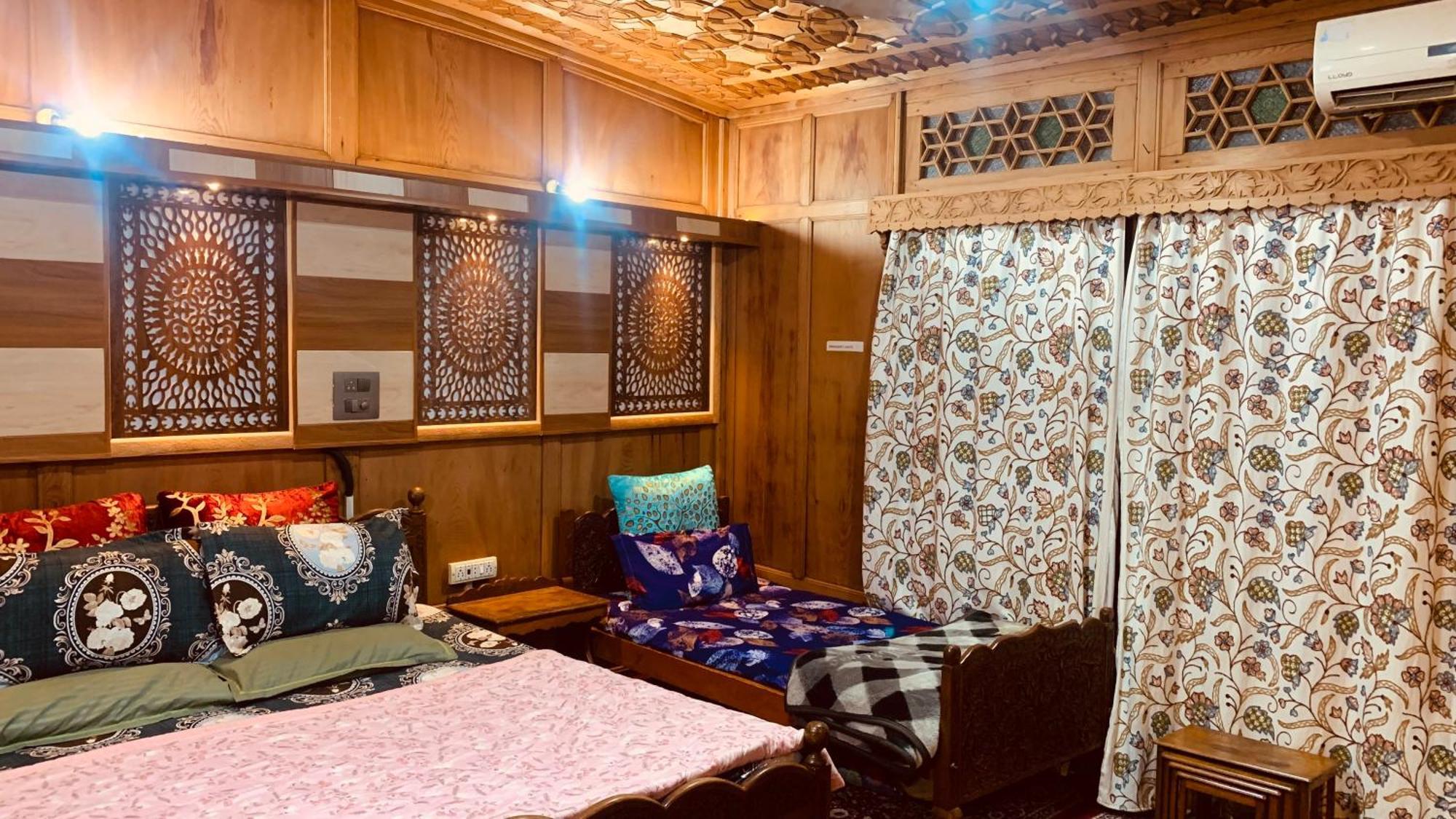 House Boat New Lucifer Srinagar (Jammu and Kashmir)