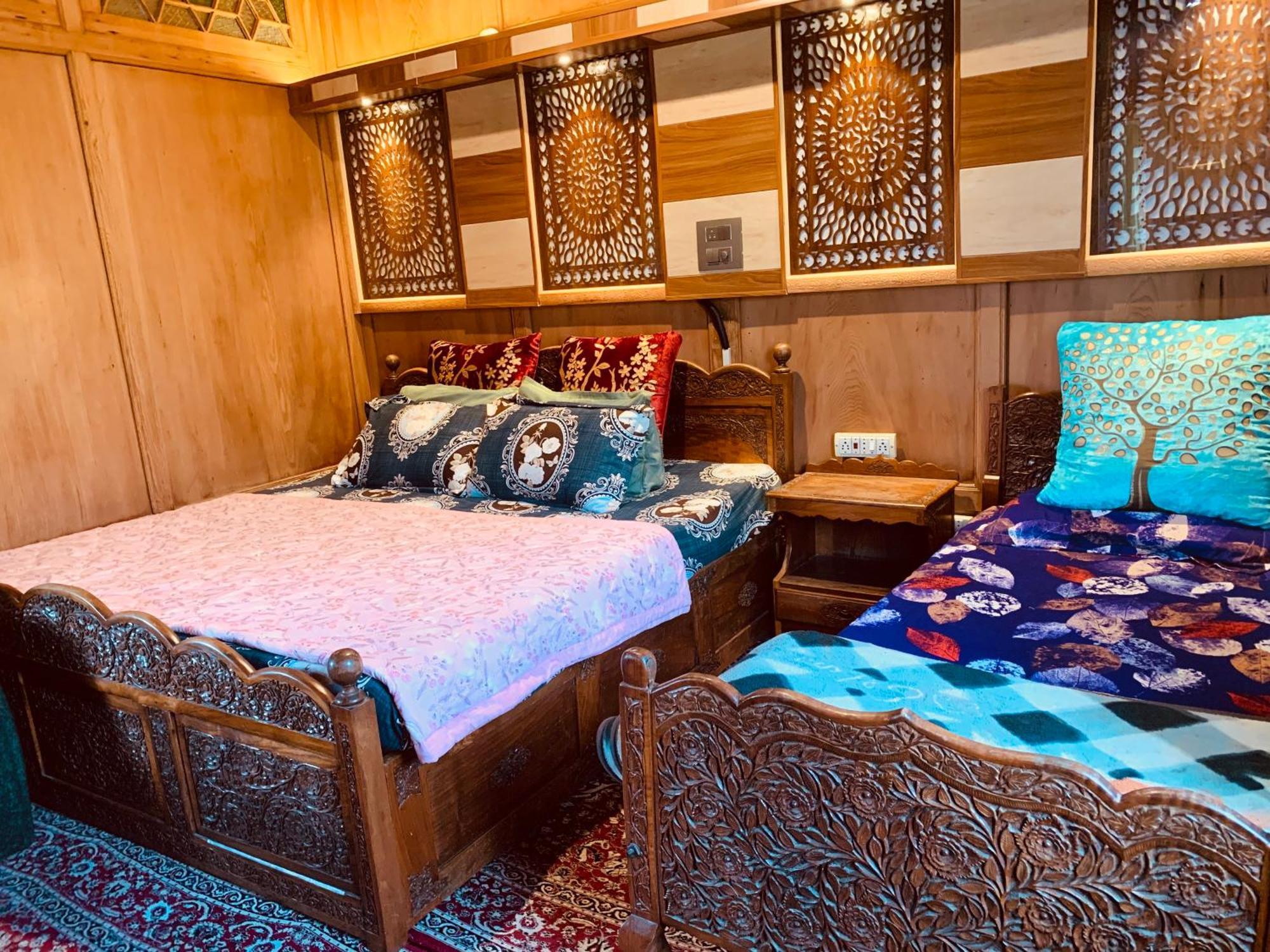 Botel House Boat New Lucifer Srinagar (Jammu and Kashmir)