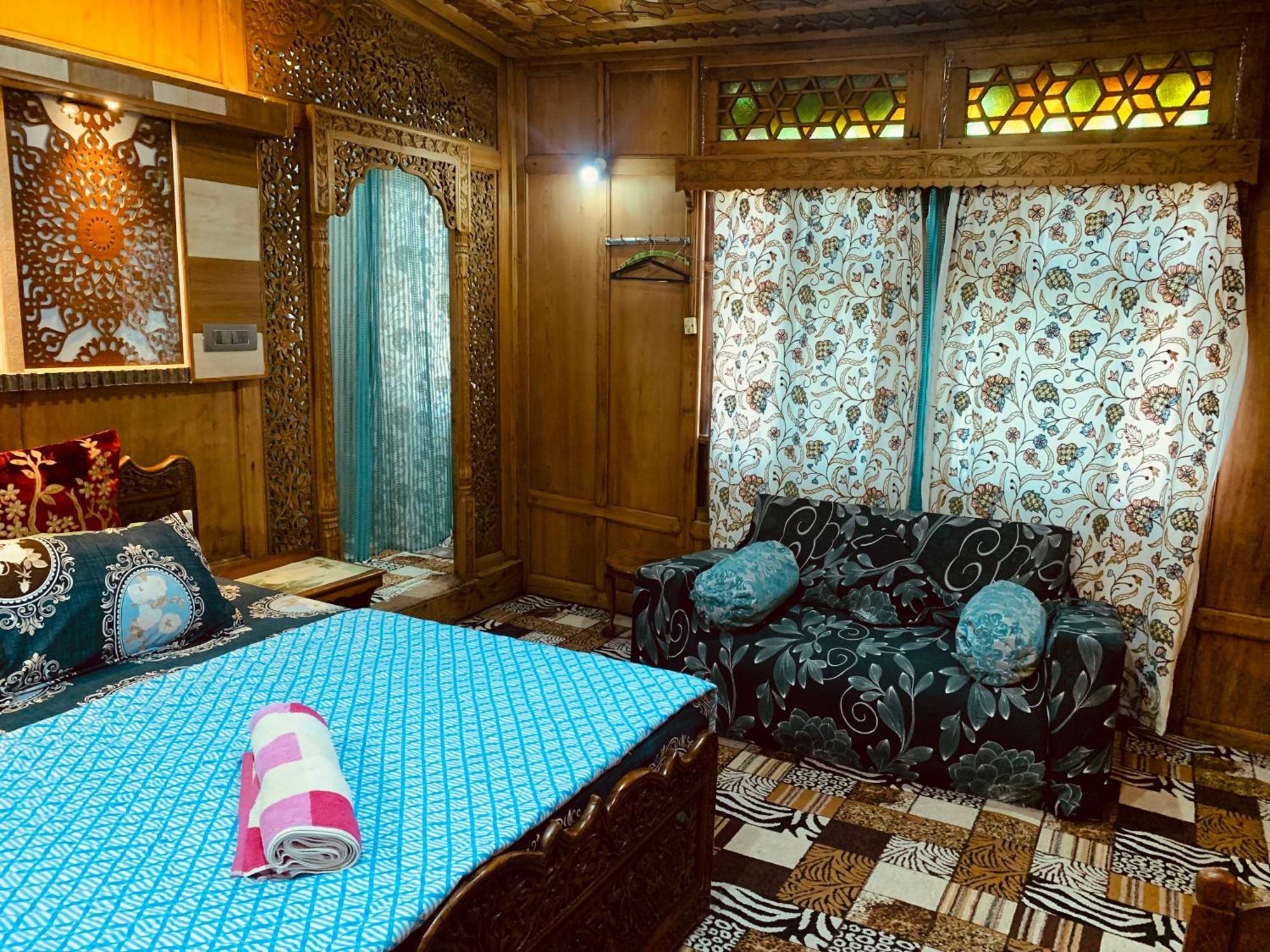 House Boat New Lucifer Botel Srinagar (Jammu and Kashmir)
