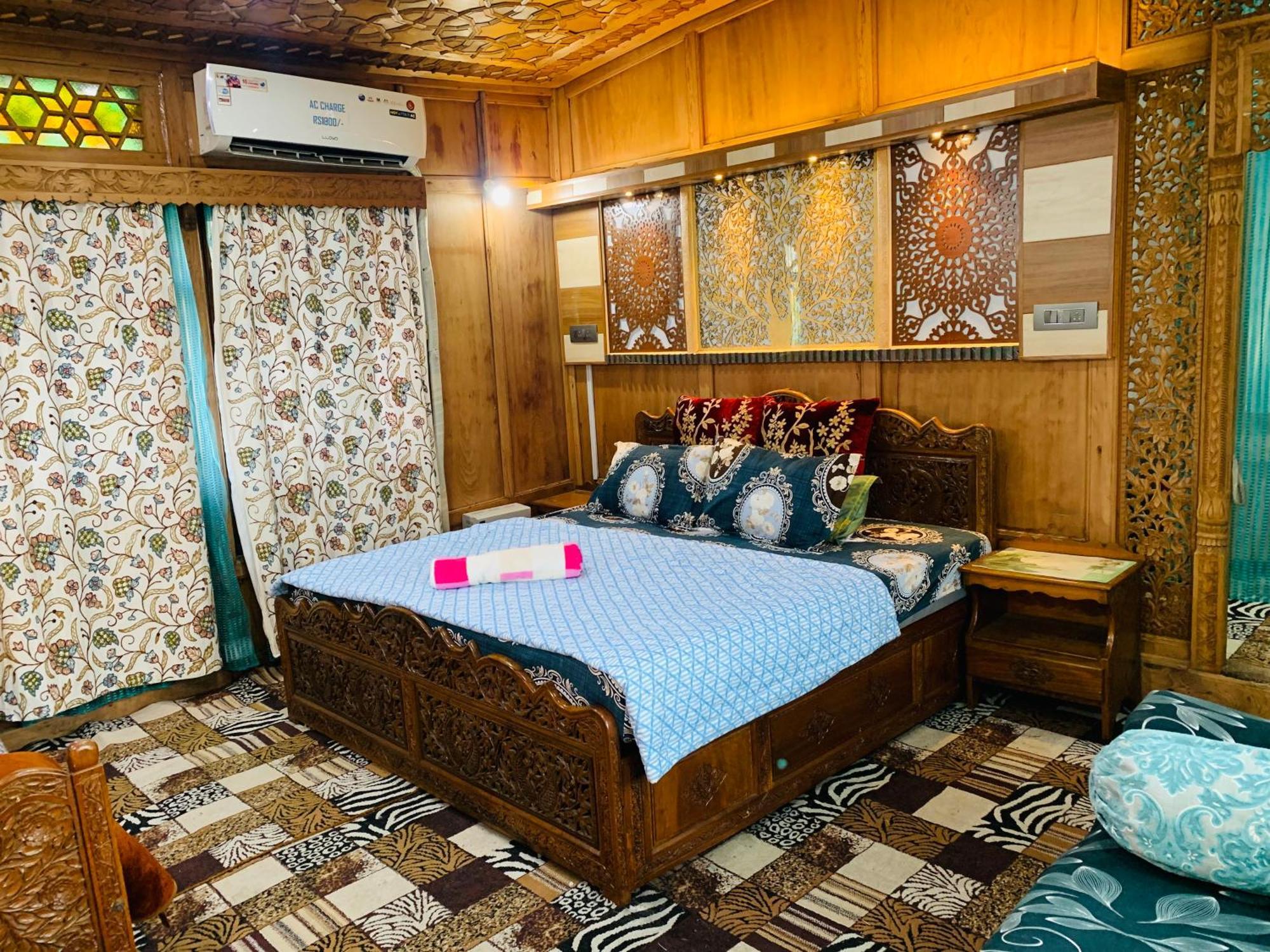 House Boat New Lucifer Botel *
